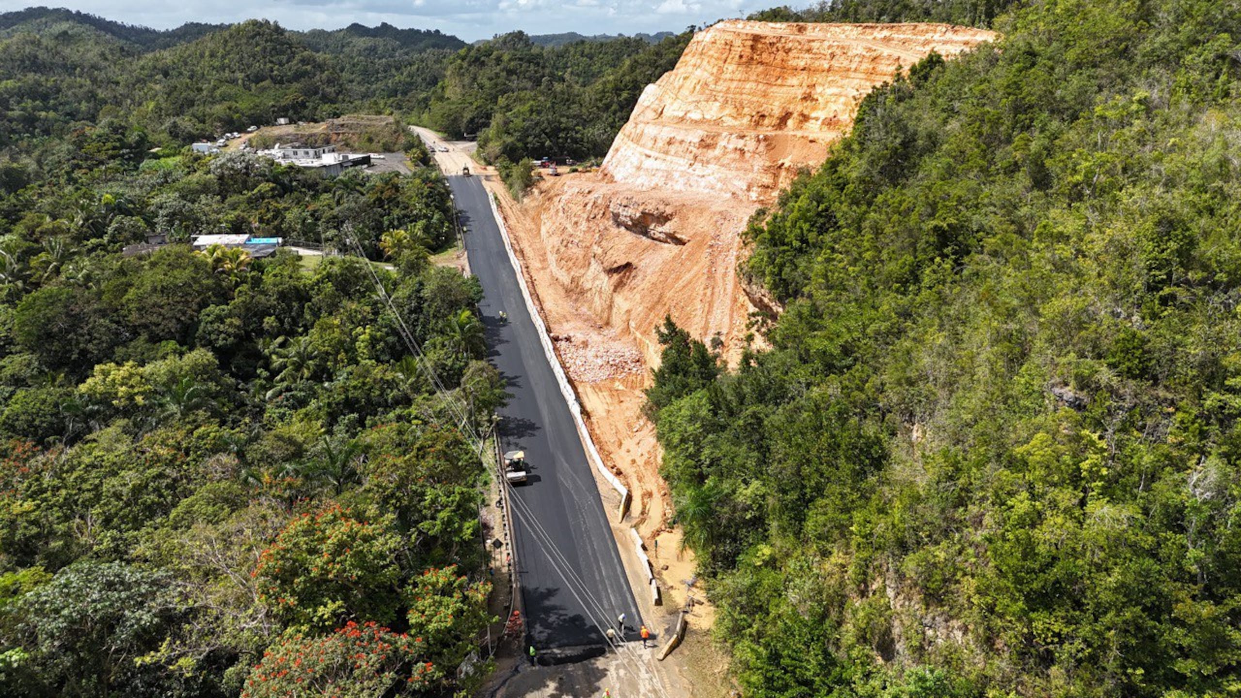 Así quedó el tramo de la carretera PR-129, de Hatillo a Lares, tras los trabajos realizados después del derrumbe.