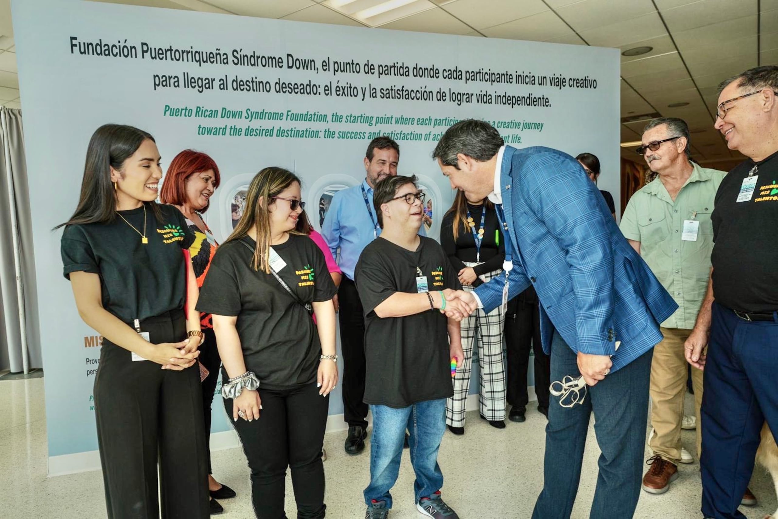 Como parte de esta iniciativa, representantes de la entidad y del aeropuerto inauguraron una exposición instalada en un espacio de gran afluencia de público, reservado para ello en la terminal B del recinto aeroportuario.