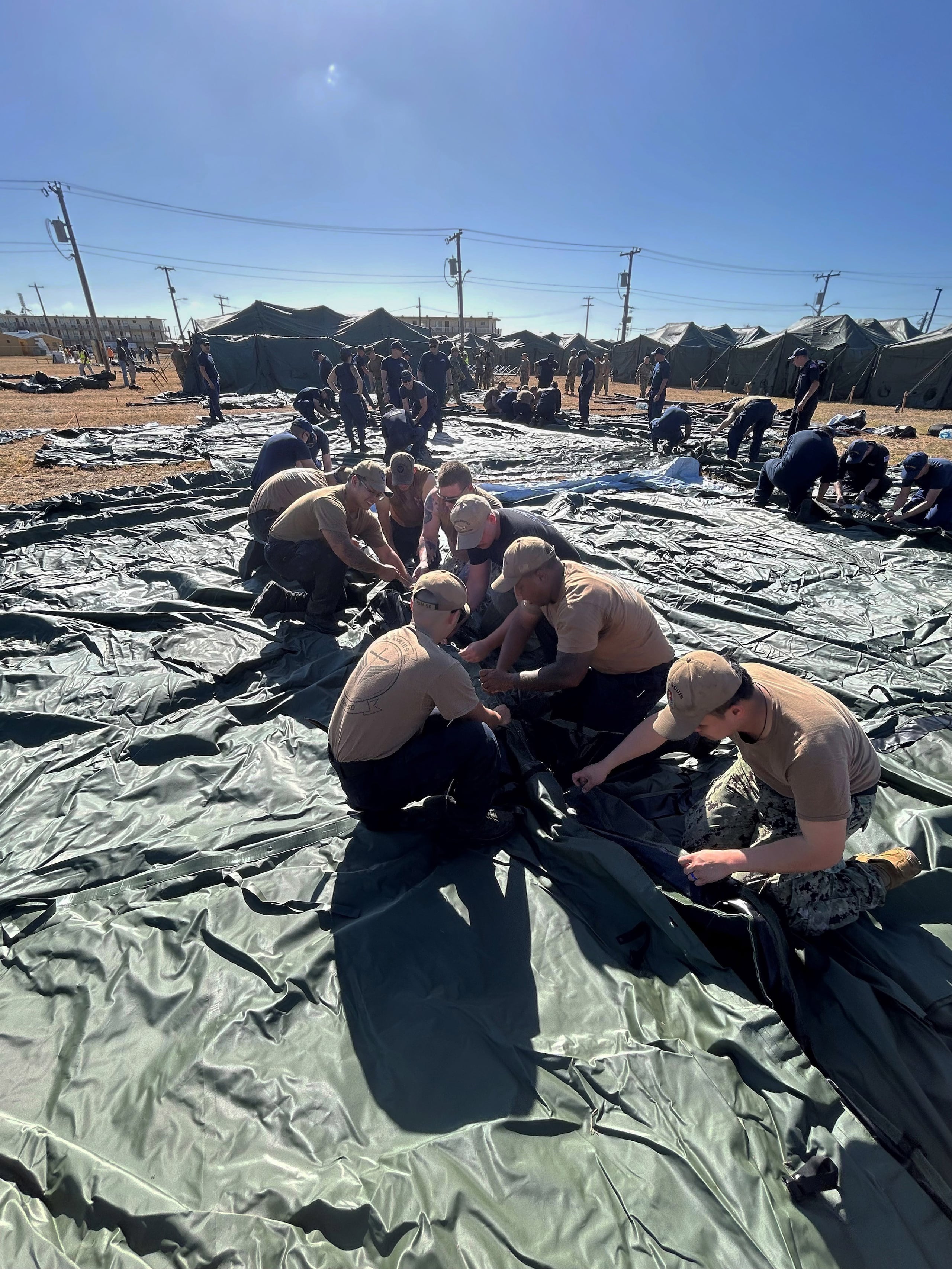Fotografía divulgada por la Marina de los Estados Unidos donde aparecen tripulantes de USS St. Louis (LCS 19) trabajando en la expansión del Centro de Operaciones para Migrantes en la estación naval de la Bahía de Guantánamo en Cuba. (EFE/US Navy)