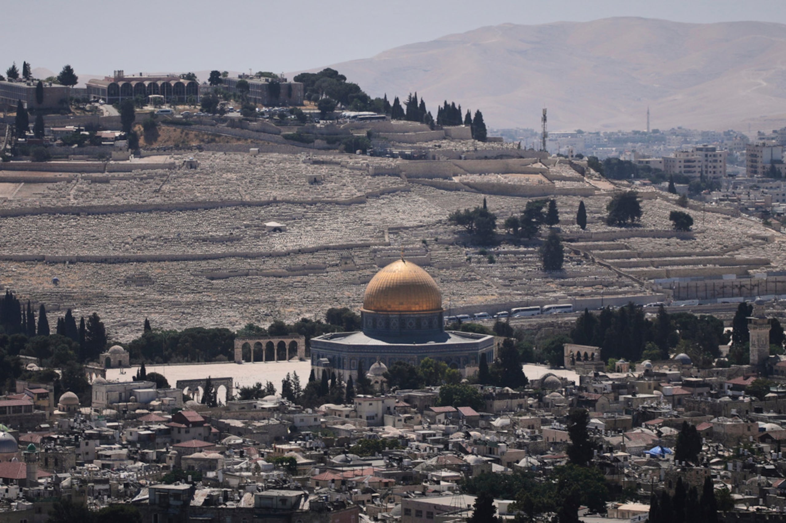 Vista de la Ciudad Antigua de Jerusalén, con el santuario de la Cúpula de la Roca en el complejo de la mezquita de Al-Aqsa, en Israel.