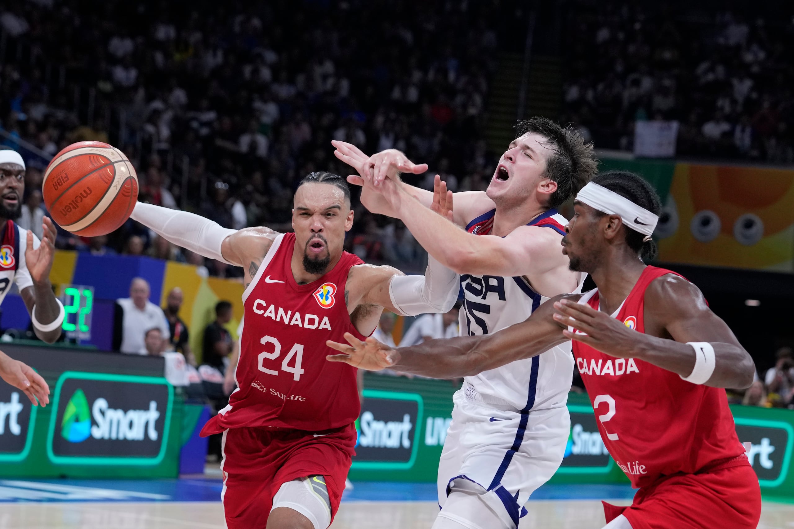 Austin Reaves (15) de Estados Unidos recibe una falta en el partido.