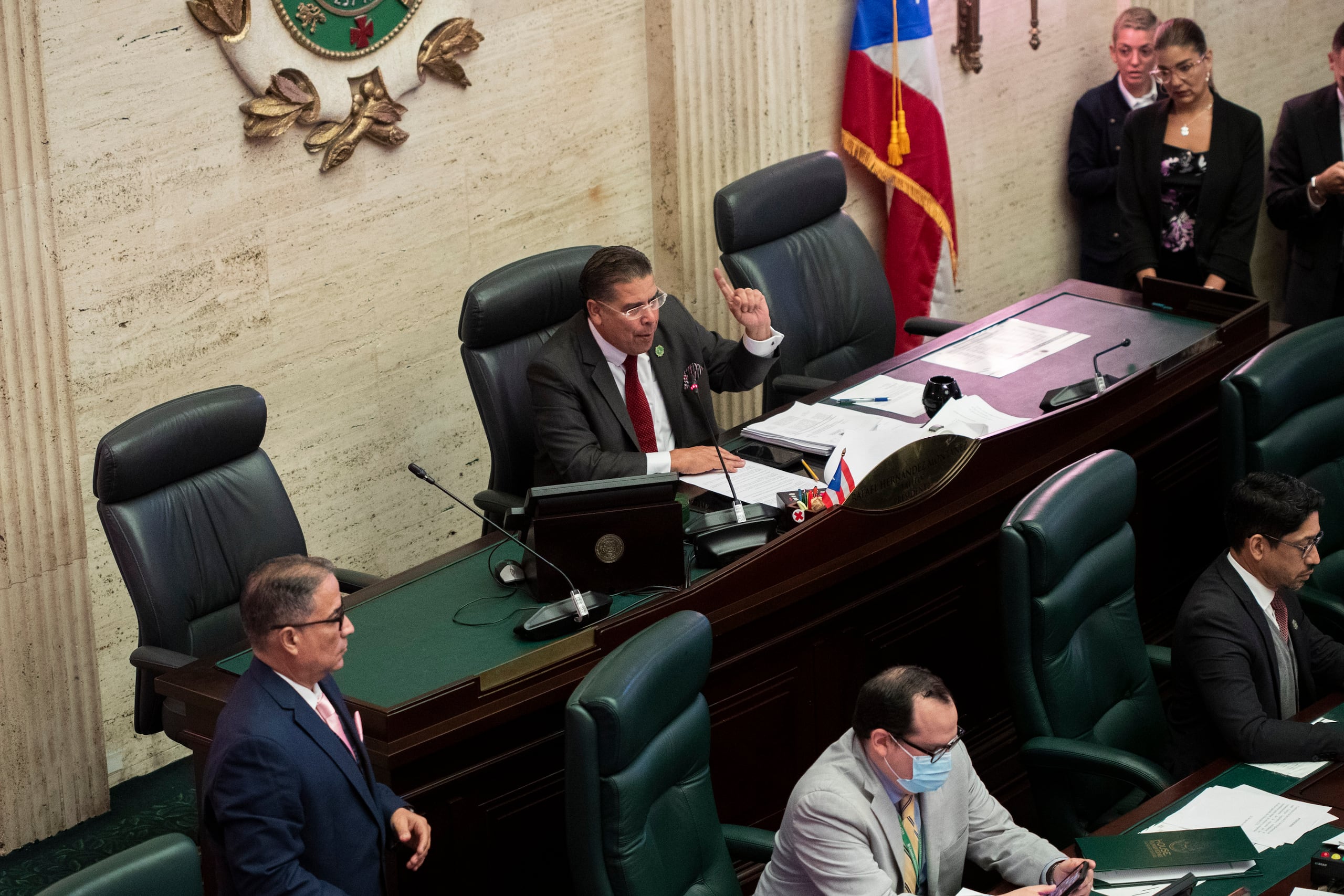 Al centro, el presidente de la Cámara de Representantes, Rafael "Tatito" Hernández, durante la sesión en que se aprobaron las enmiendas al Código Electoral.