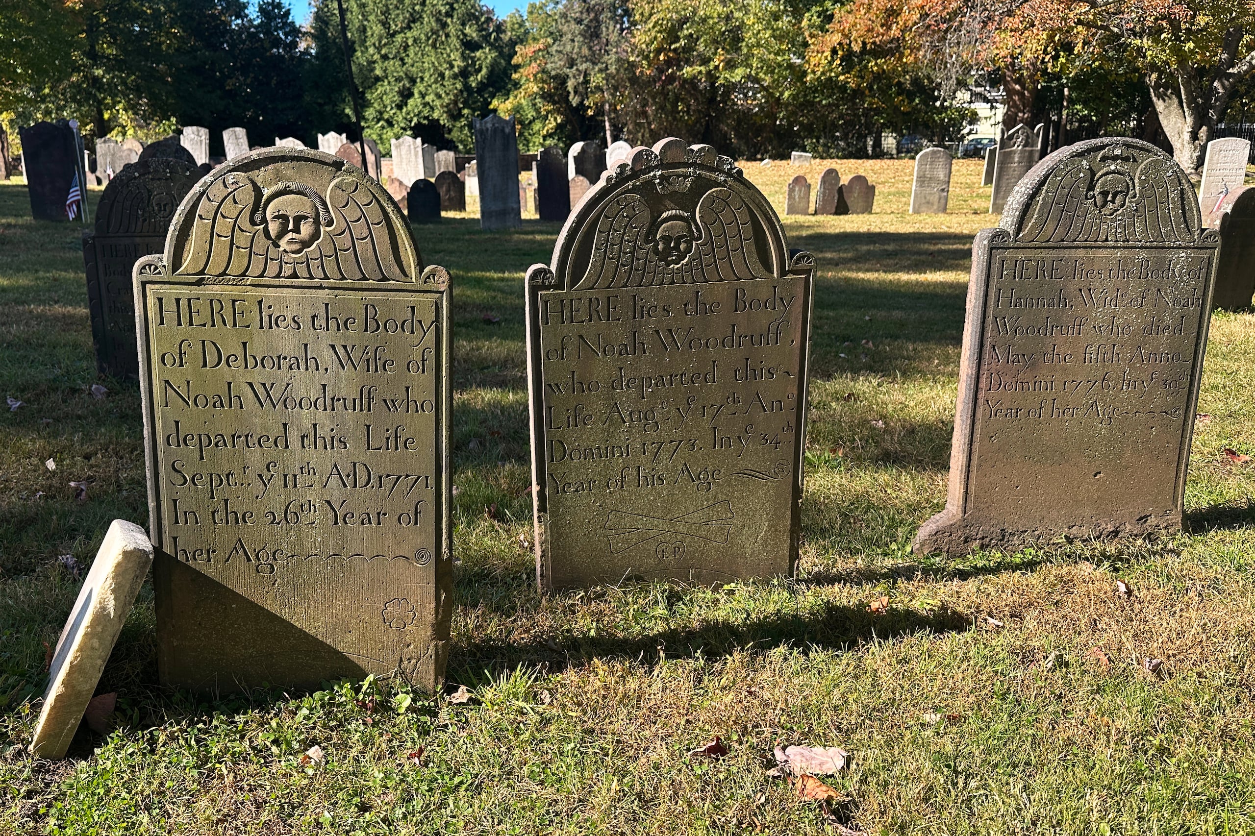 Lápidas que datan de principios del siglo XVIII se encuentran en el cementerio de la Iglesia Presbiteriana, un lugar que el caricaturista Charles Addams exploró de niño, en Westfield, Nueva Jersey.
