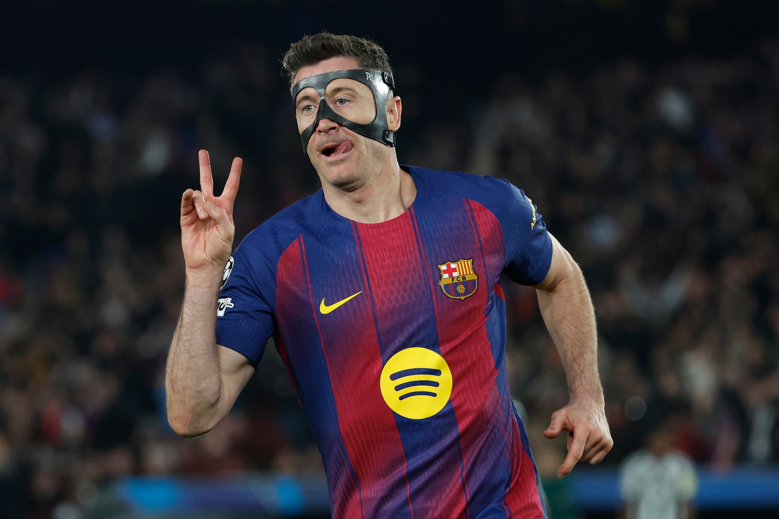 Robert Lewandowski celebra luego de anotar el sexto gol del Barcelona en el partido contra Newcastle en los octavos de final de la Liga de Campeones, el miércoles 18 de marzo de 2026, en Barcelona. (AP Foto/Joan Monfort)