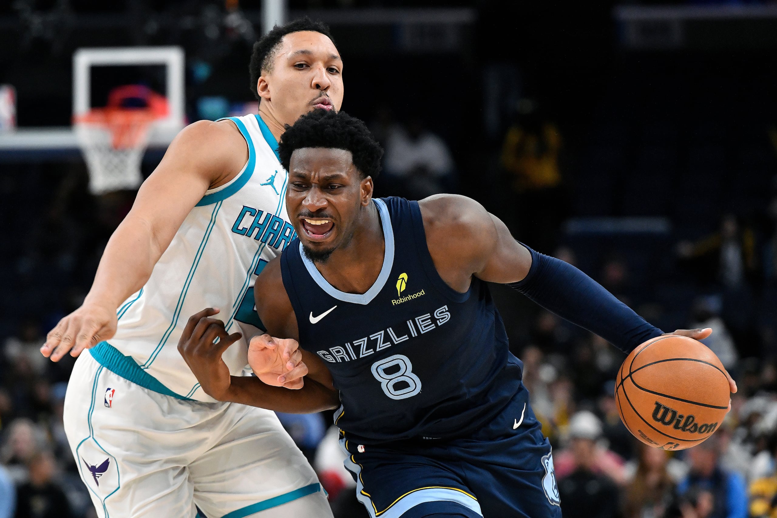 Jaren Jackson Jr., de los Grizzlies de Memphis, maneja el balón ante Grant Williams, de los Hornets de Charlotte.