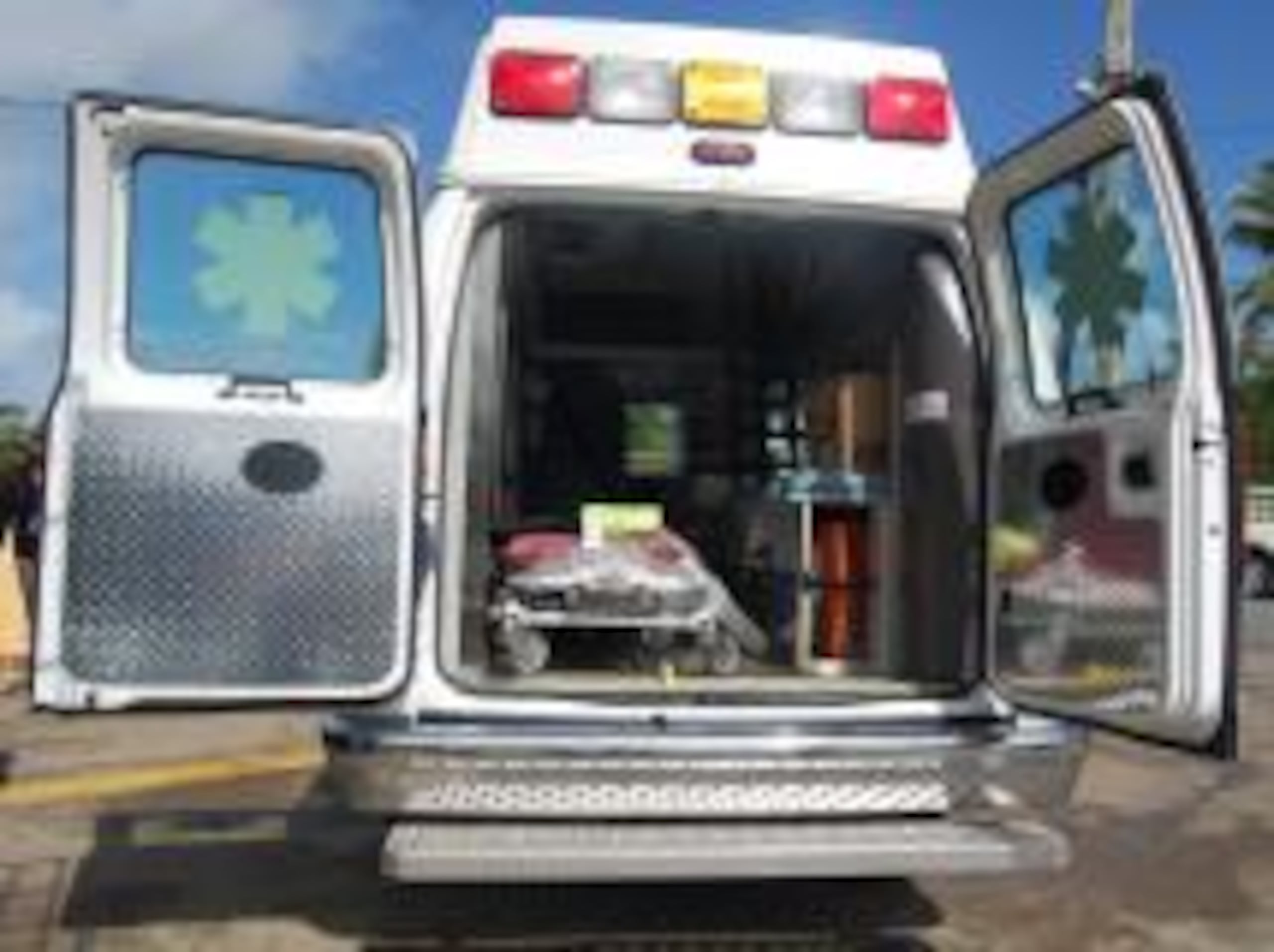Al ser colocada por dos paramédicos en el interior de la ambulancia, la tía de la perjudicada solicitó entrar al vehículo, pero el supuesto agresor le pidió que se quedara afuera. (vanessa.serra@gfrmedia.com)