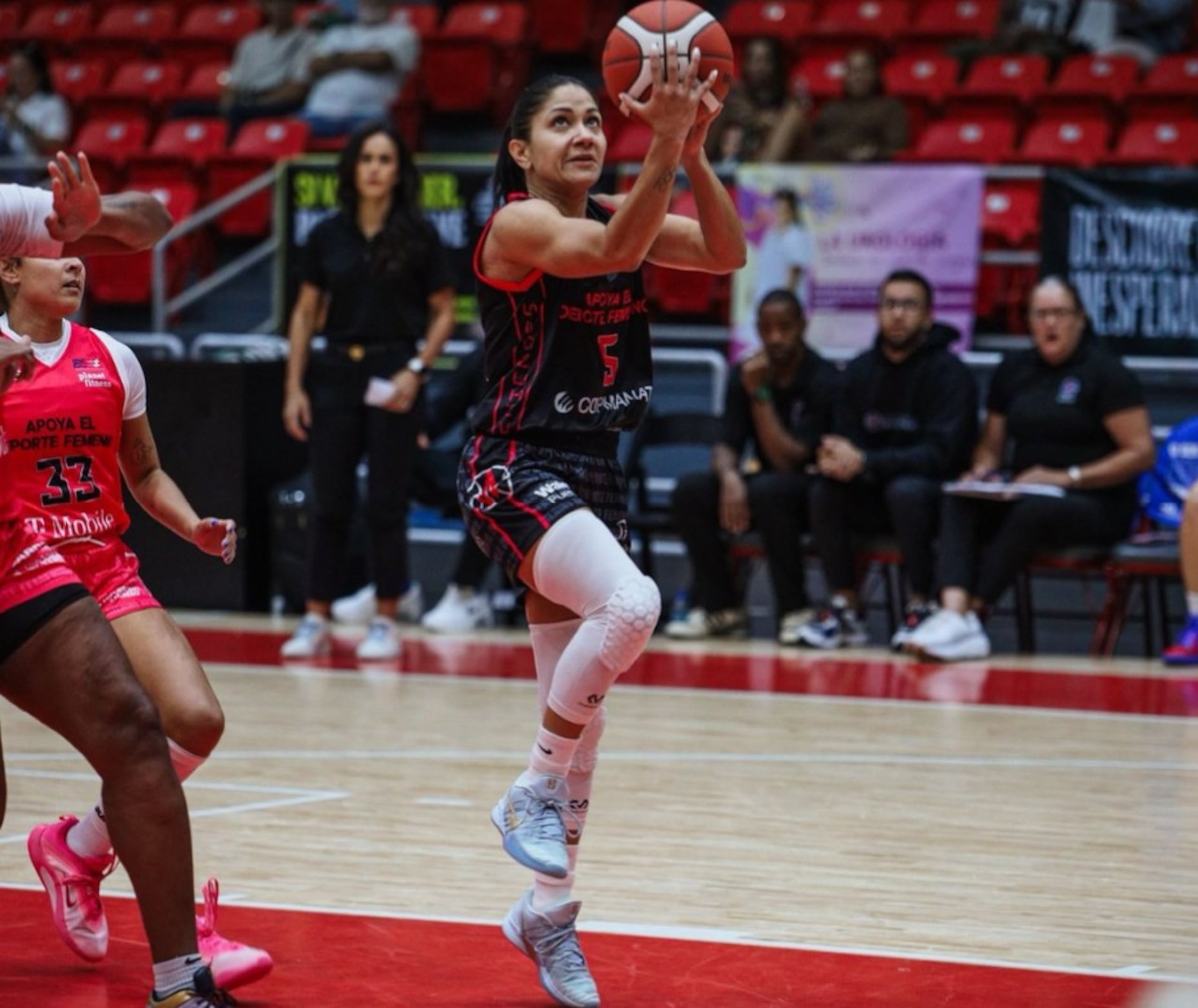 Pamela Rosado se levanta para colocar un balón contra la tabla. Terminó la noche con 13 puntos.