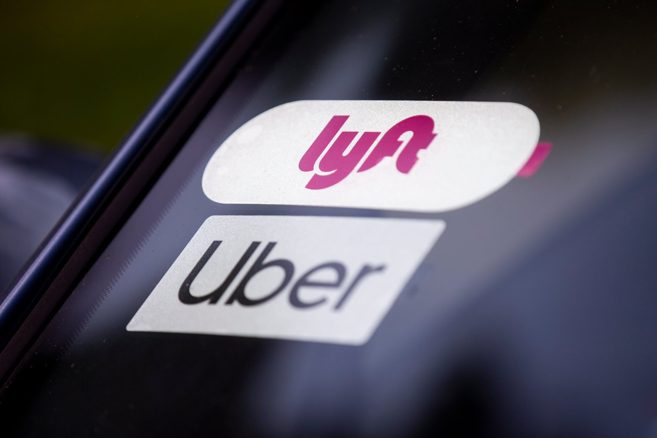 La fiscal general de Nueva York, Letitia James, ha conseguido que Uber pague $290 millones y Lyft pague $38 millones. (EFE/EPA/ETIENNE LAURENT)