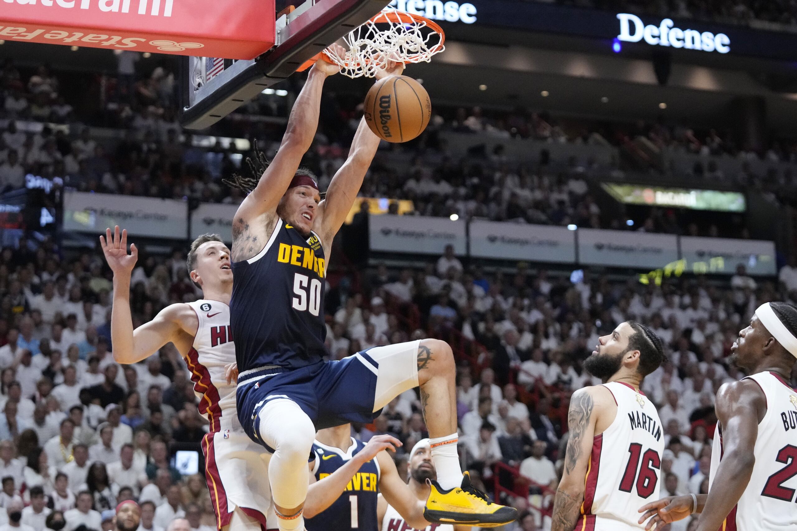 Aaron Gordon fue el mejor anotador por los Nuggets con 27 puntos.