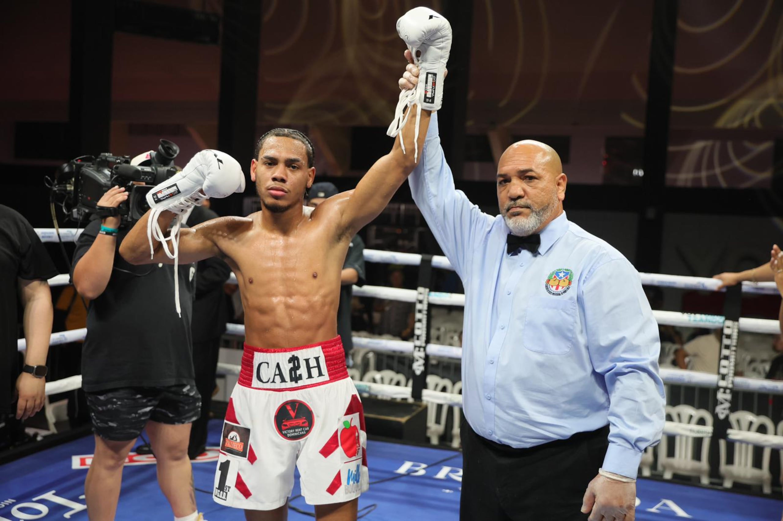 El prospecto dominicano Yan Carlos Santana tras derrotar al argentino Ernesto Franzolini.