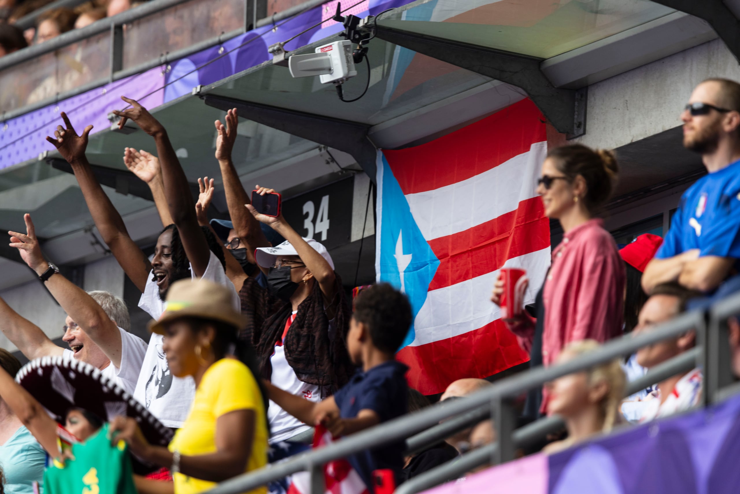La familia de Jasmine Camacho Quinn celebra en las gradas.