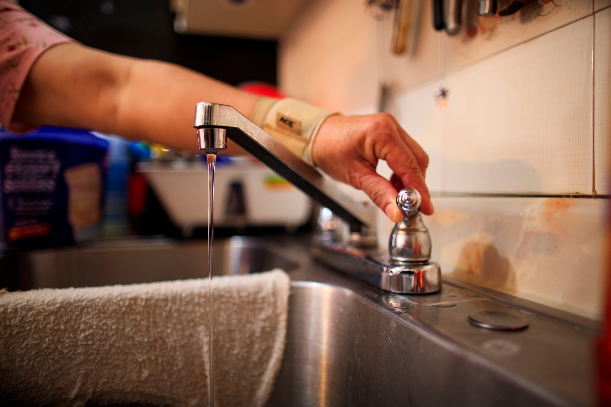 El servicio de agua potable experimenta fluctuaciones e interrupciones desde que inició el apagón general el pasado miércoles, 6 de abril, en la noche.
