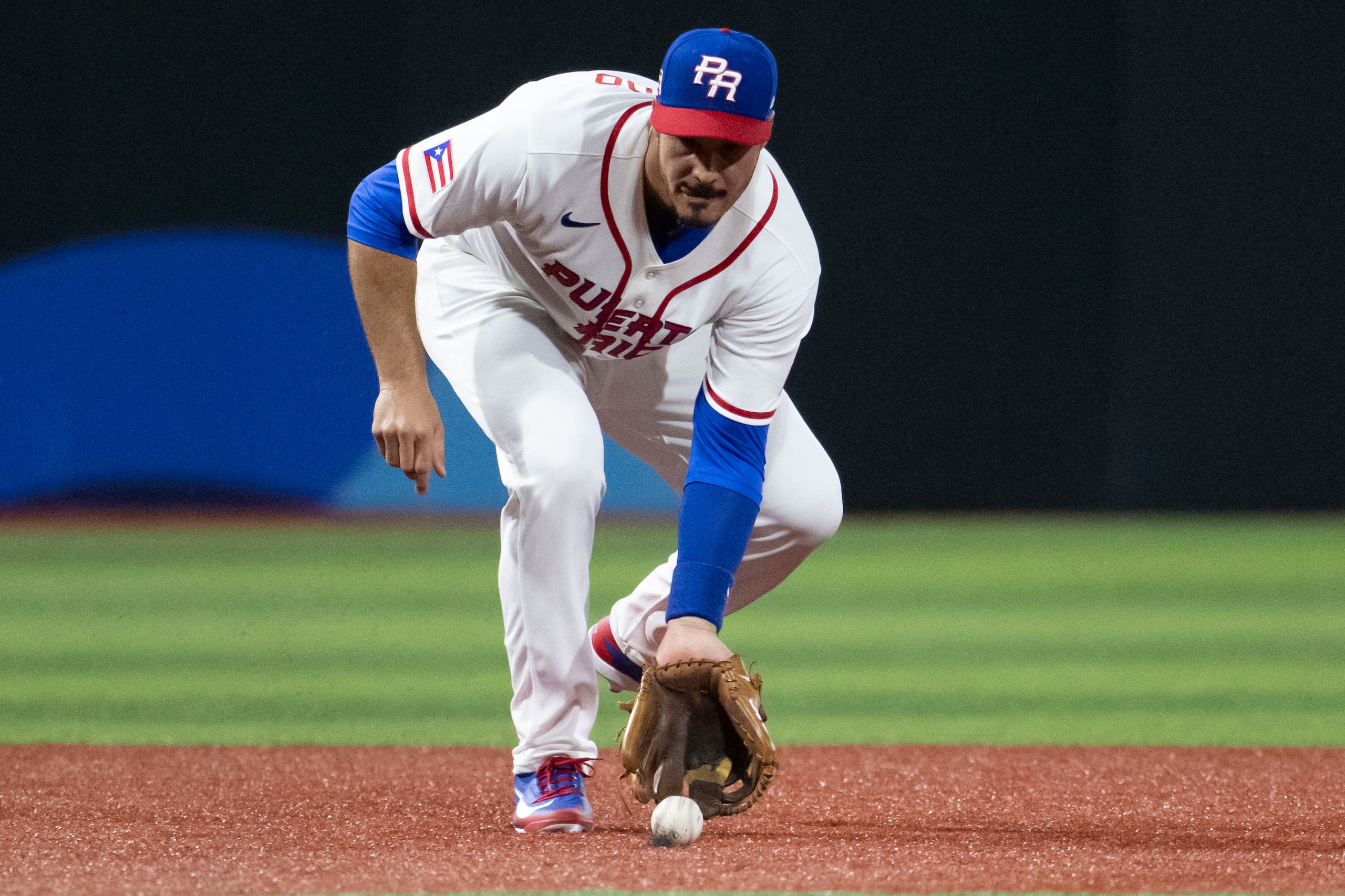Nolan Arenado durante una jugada defensiva en el juego entre Puerto Rico y Panamá en el Clásico Mundial de Béisbol.
