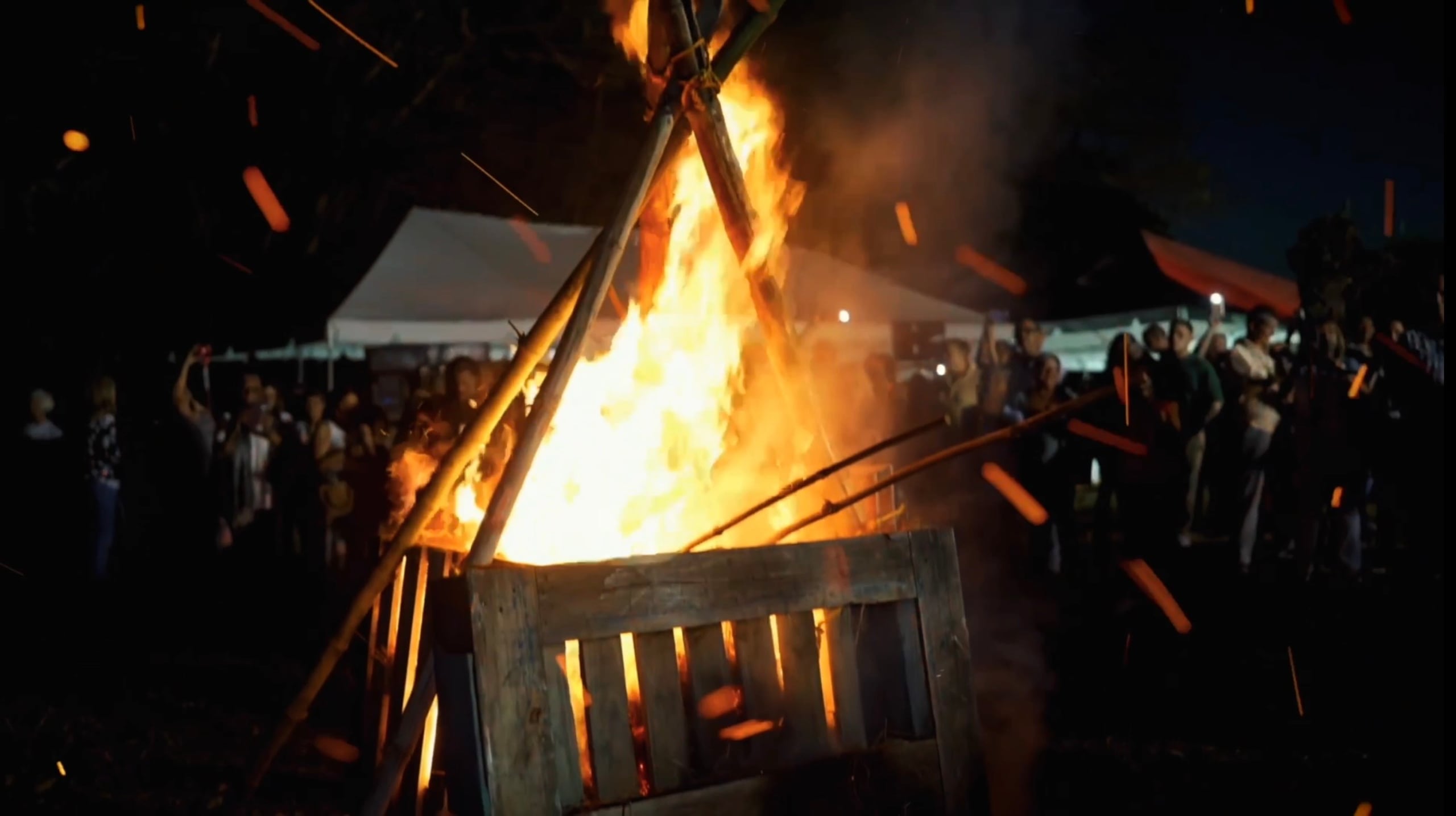 Una de las fogatas que se encienden cada 2 de febrero en honor a la Virgen de la Candelaria en los terrenos de la ermita, en Toa Baja.