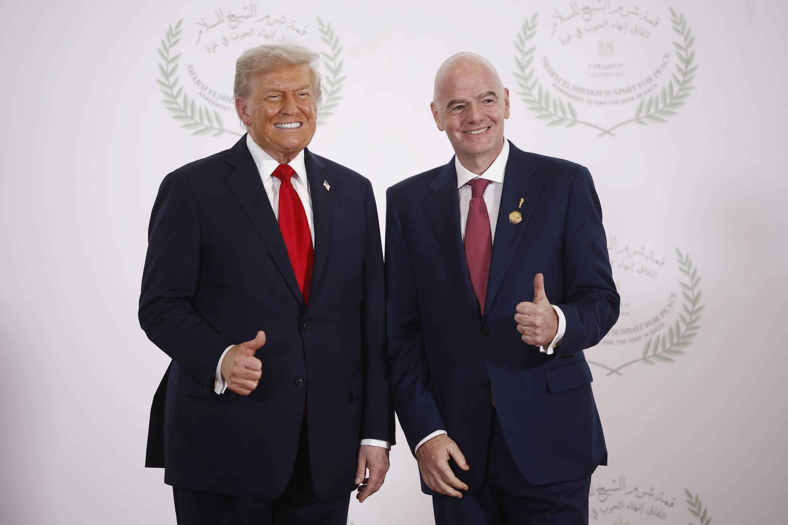 El presidente de Estados Unidos Donald Trump y el presidente de la FIFA Gianni Infantino posan durante la Cumbre por la Paz en Gaza, el lunes 13 de octubre de 2025, en Sharm el-Sheikh, Egipto.