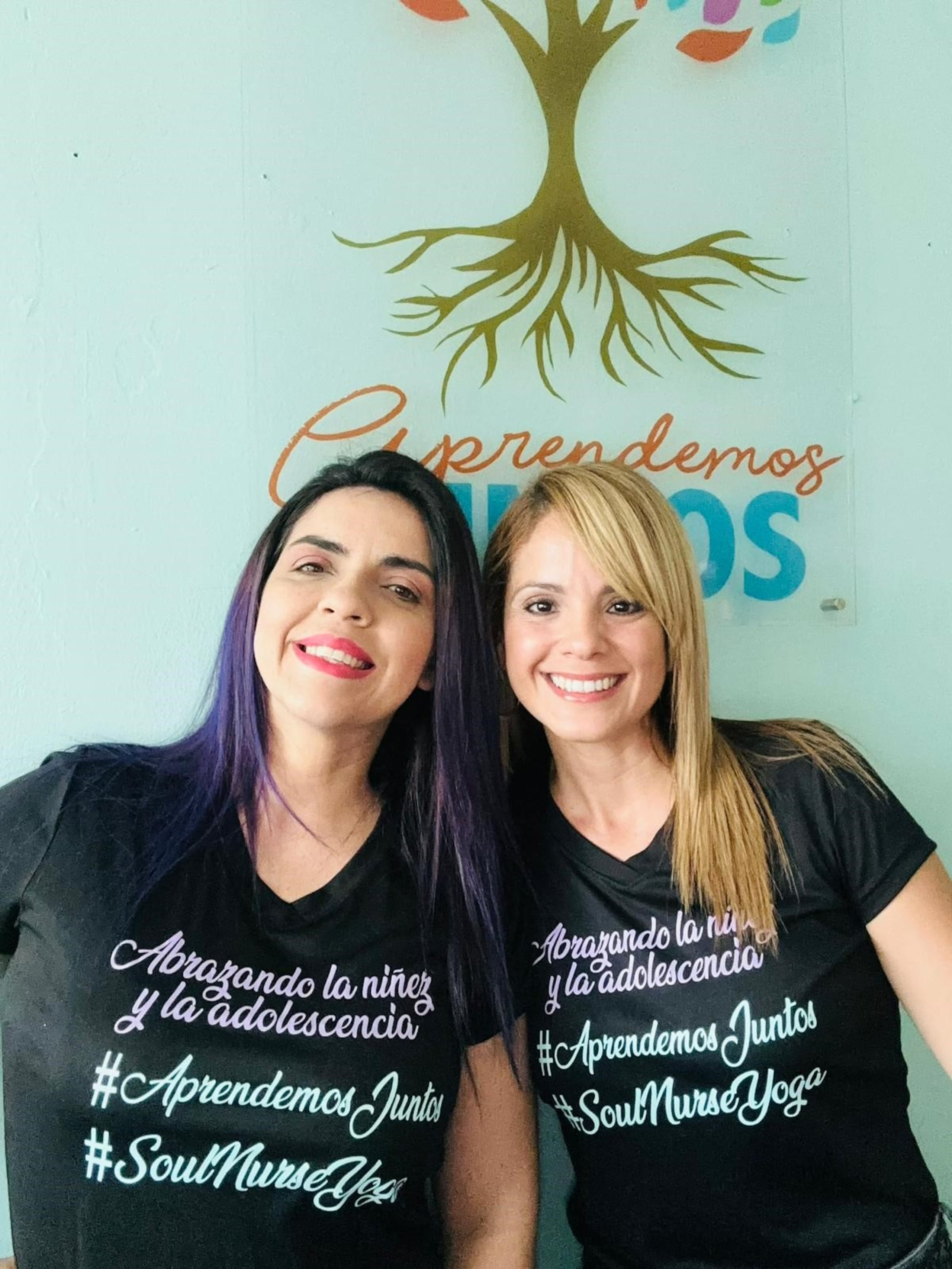 Michelle Giraud, maestra de yoga y enfermera junto a la propietaria de Aprendemos Juntos, Vanesa Serrano.