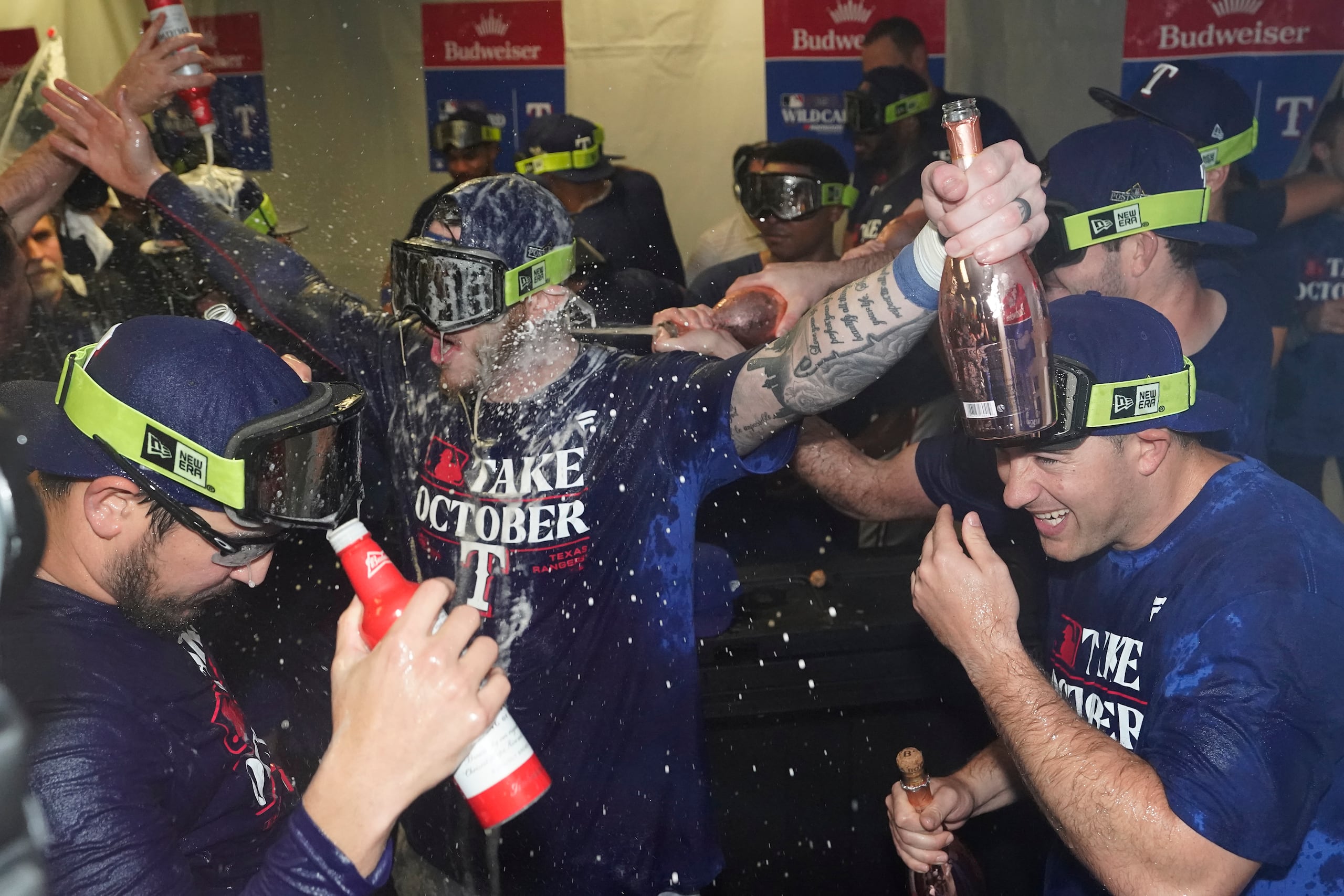 Los jugadores de los Rangers de Texas celebran el triunfo sobre los Rays de Tampa Bay.