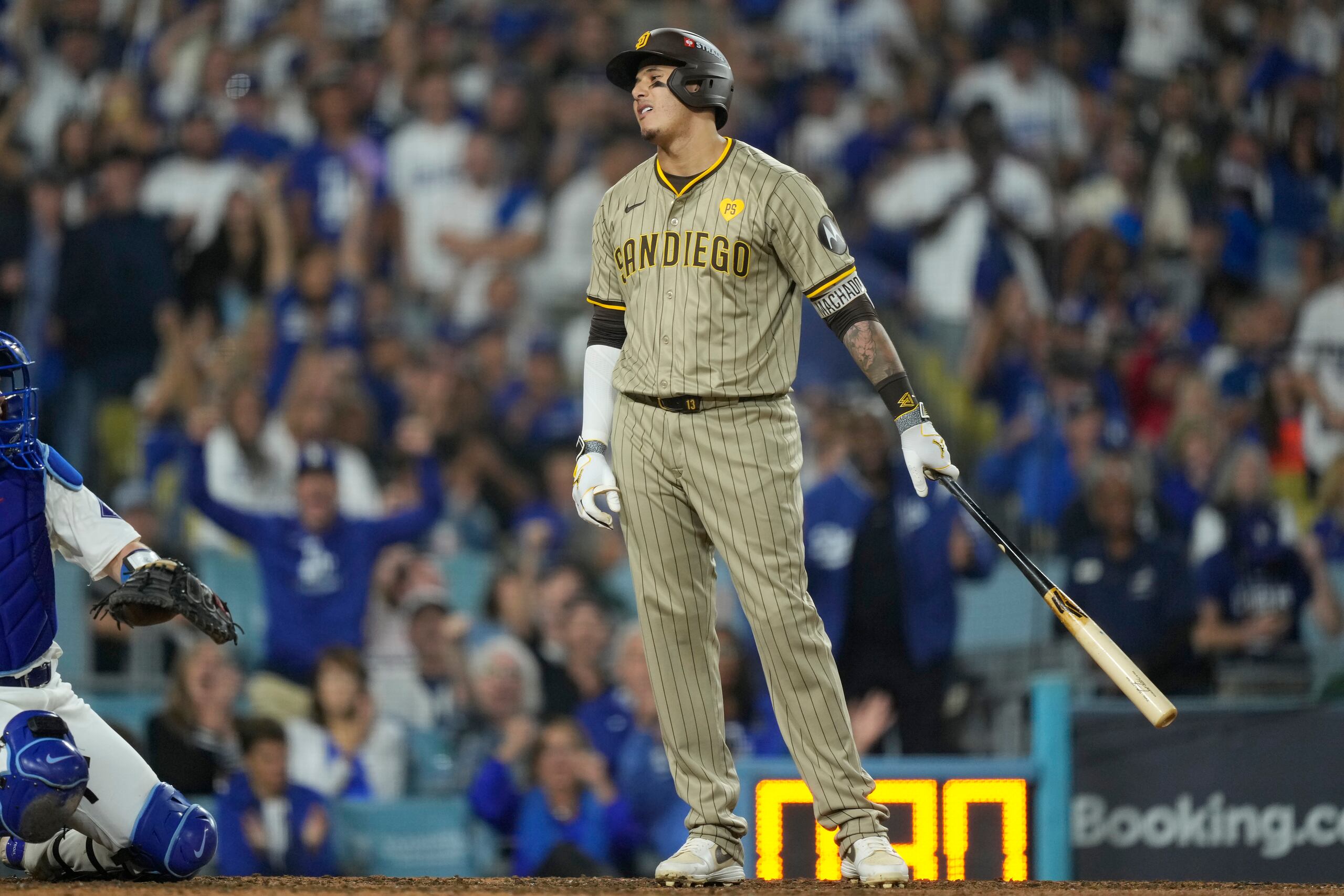 Manny Machado, de los Padres de San Diego, después de ser ponchado en la Serie Divisional contra los Dodgers de Los Ángeles.