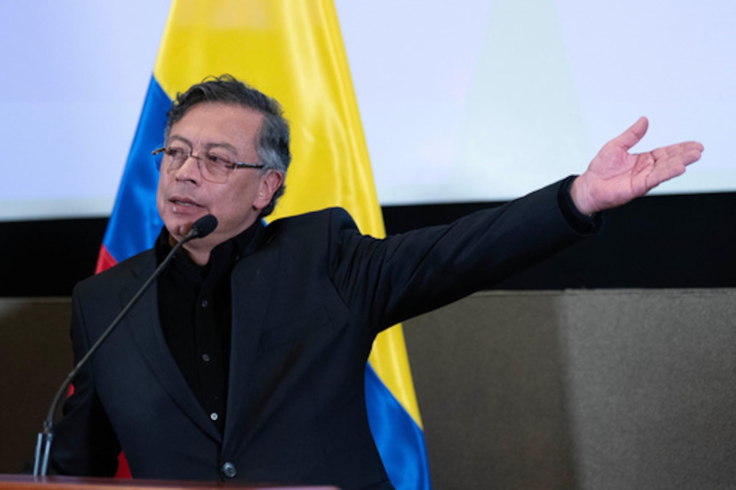 El mandatario colombiano interpreta a un general de la época de la Independencia en una secuencia junto al protagonista.