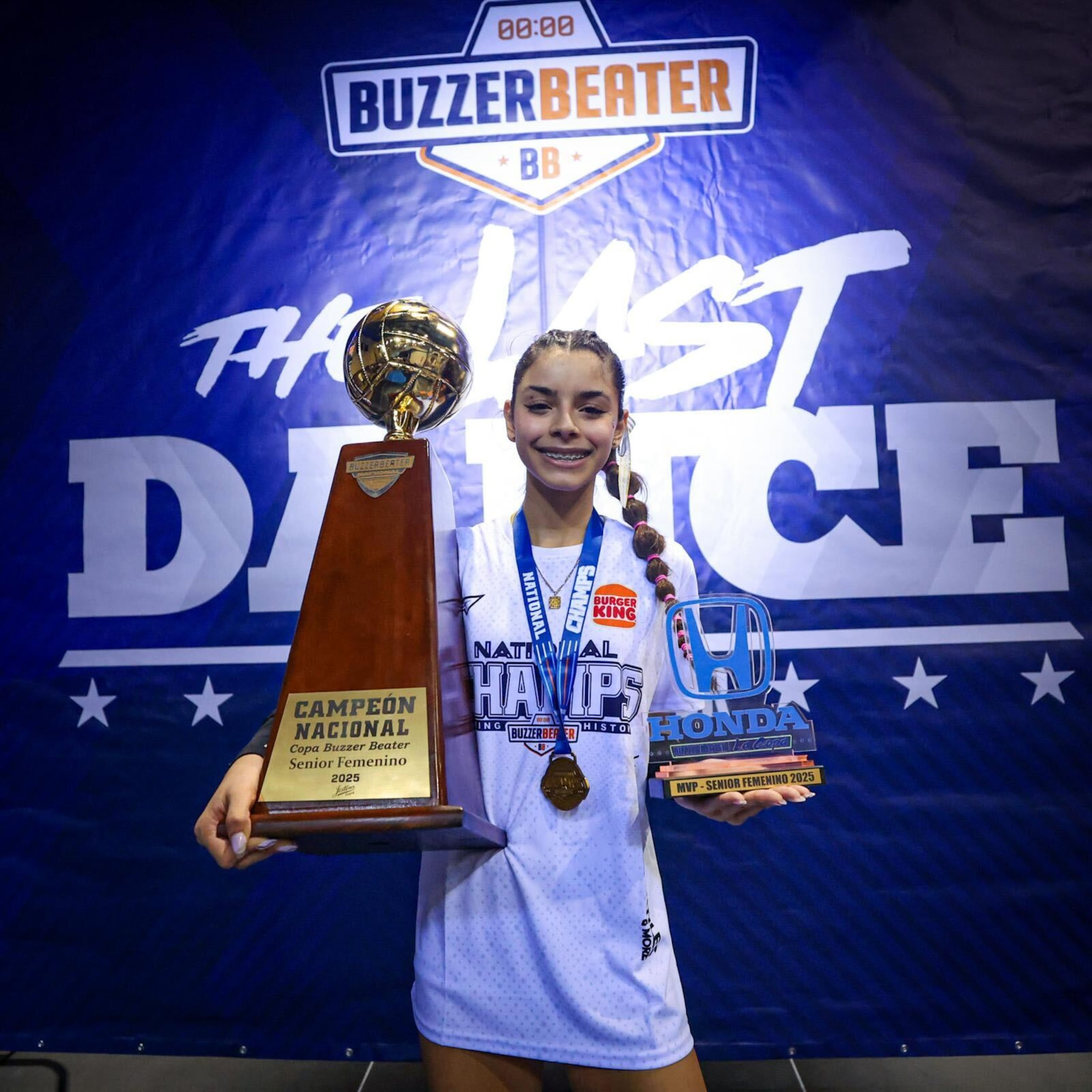 Daiangelie González sostiene la Copa Buzzer Beater y el premio Jugadora Más Valiosa de la final.