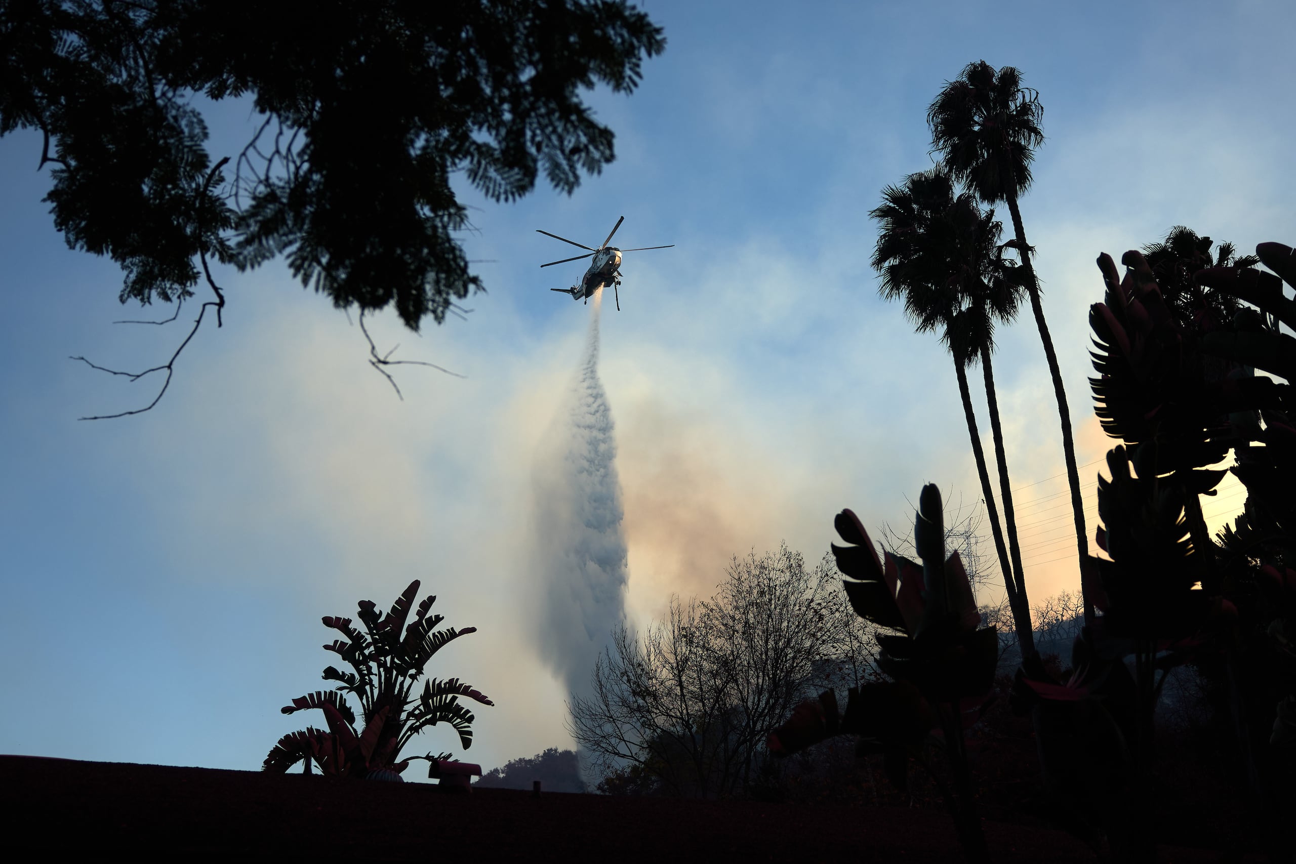 El movimiento del fuego hacia el este supone "un avance significativo", puesto que avanza rápidamente hacia una zona "altamente poblada".