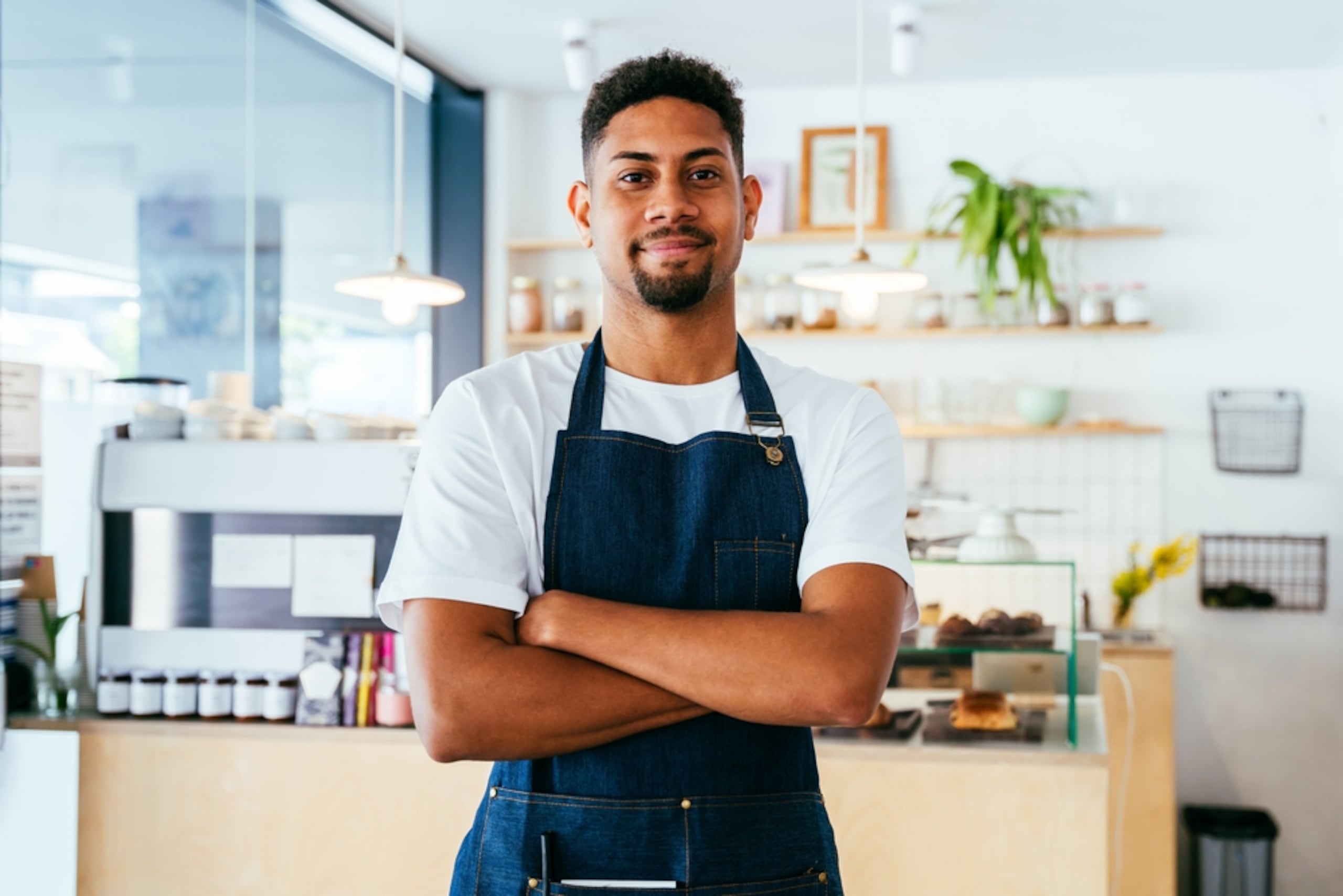 Contar con un plan o estrategia de retiro en tu negocio no solo te puede preparar para una buena jubilación, sino que puede presentar un atractivo al ofrecerlo como un beneficio a los empleados y fomentar la conservación del mejor talento para el crecimiento de tu negocio.