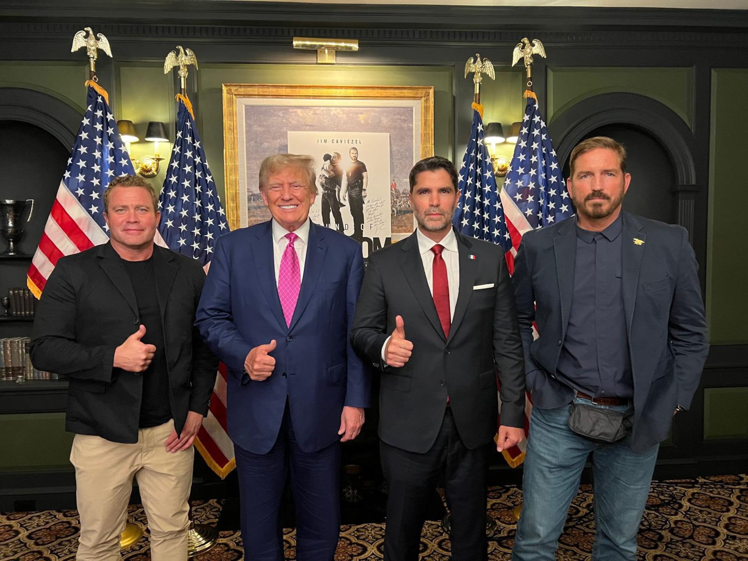 El actor junto a Trump celebrando el primer aniversario de la cinta "The Sound of Freedom", el 4 de julio del 2025.