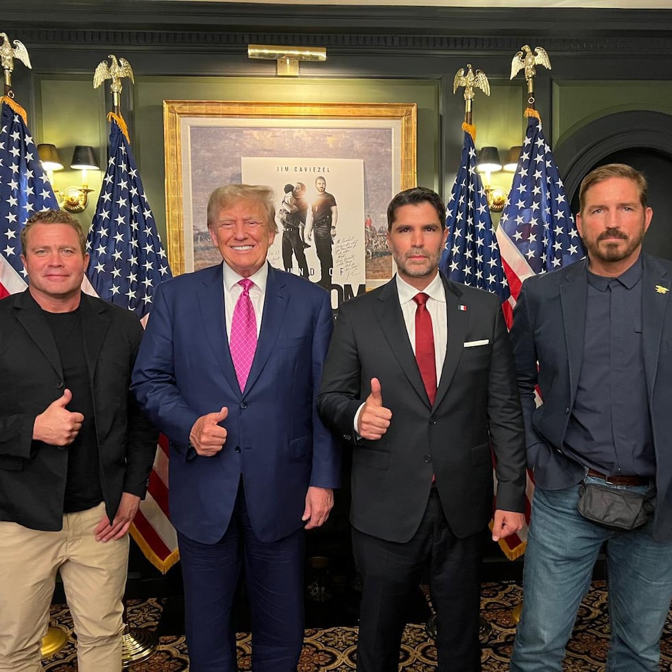 El actor junto a Trump celebrando el primer aniversario de la cinta "The Sound of Freedom", el 4 de julio del 2025.