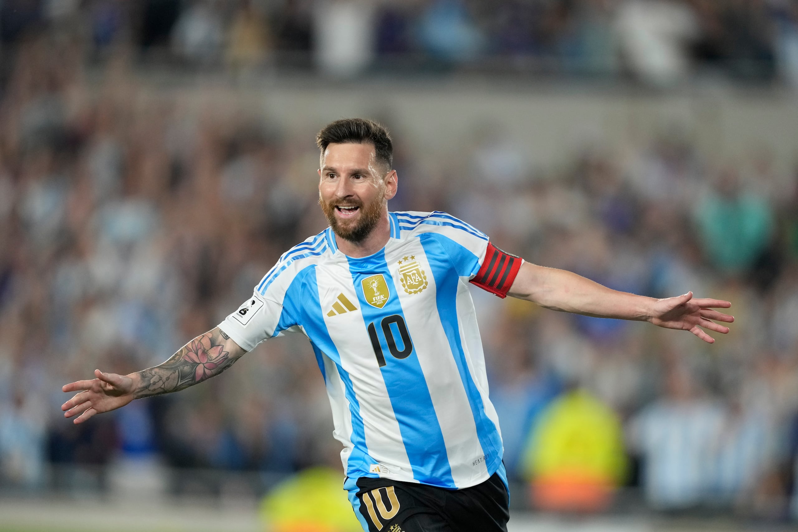 El capitán de Argentina, Lionel Messi, celebra tras convertir contra Bolivia por las eliminatorias para el Mundial 2026.