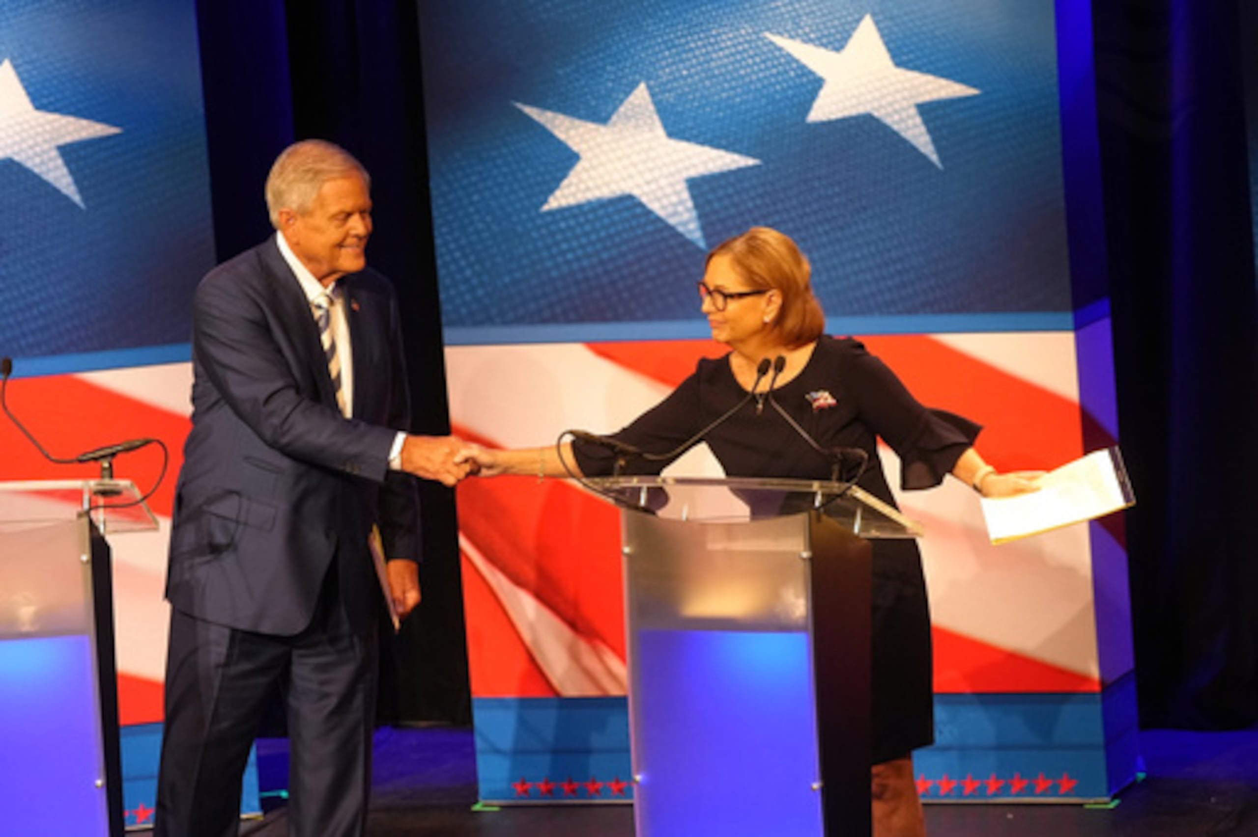 El diputado estadounidense Ralph Norman, republicano por Carolina del Sur (a la izquierda), se inclina para estrechar la mano de la senadora Darline Graham, republicana por Carolina del Sur, durante un debate previo a la segunda vuelta de las elecciones especiales del Partido Republicano al Senado para sustituir al difunto senador Lindsey Graham, republicano por Carolina del Sur, en Newberry, Carolina del Sur, el martes 18 de agosto de 2026. (Foto AP/Meg Kinnard)