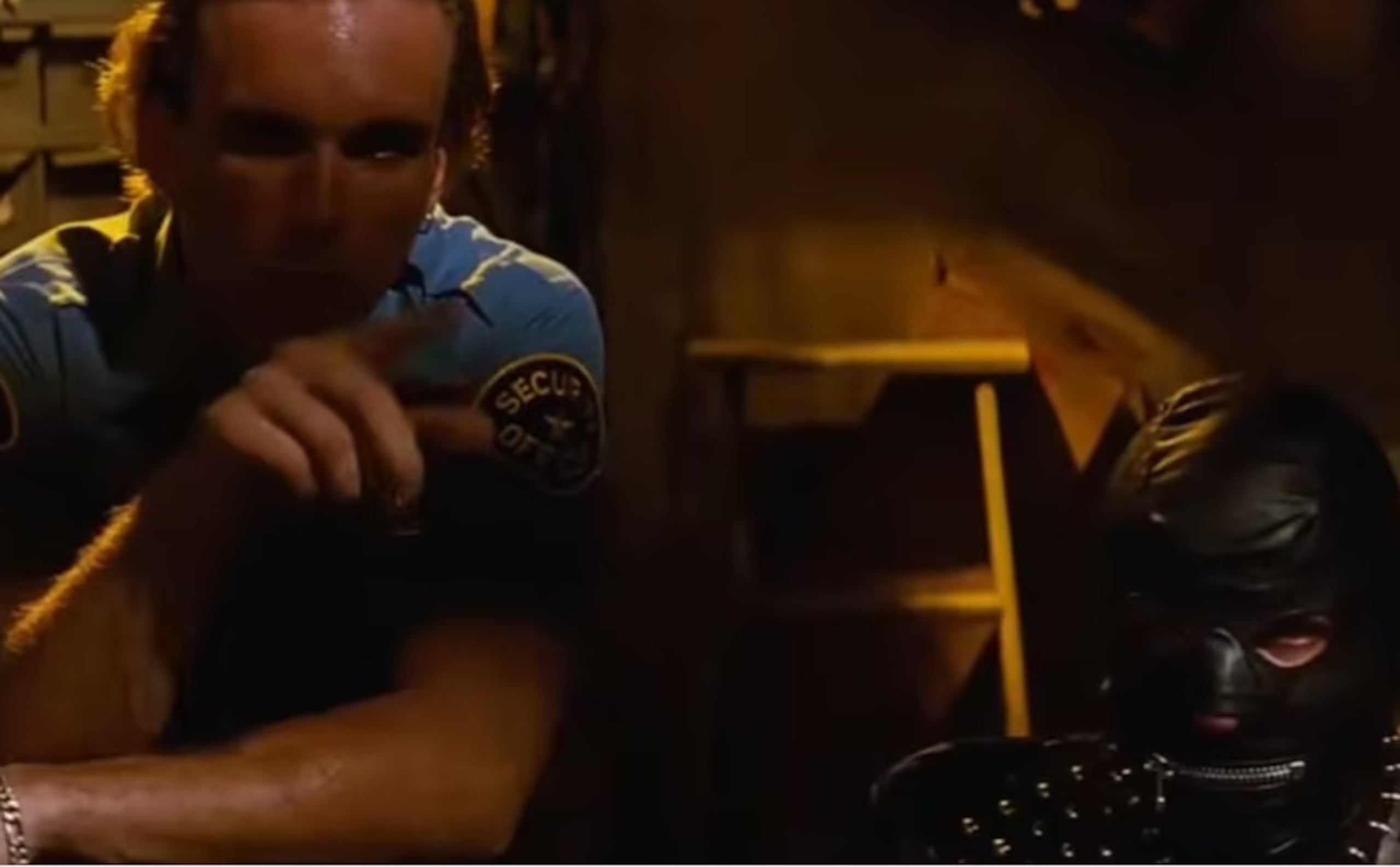 Hibbert interpretó a The Gimp, el personaje, que aparece vestido con un traje de cuero negro y sin diálogos, que formó parte de una de las escenas más inquietantes de la cinta.