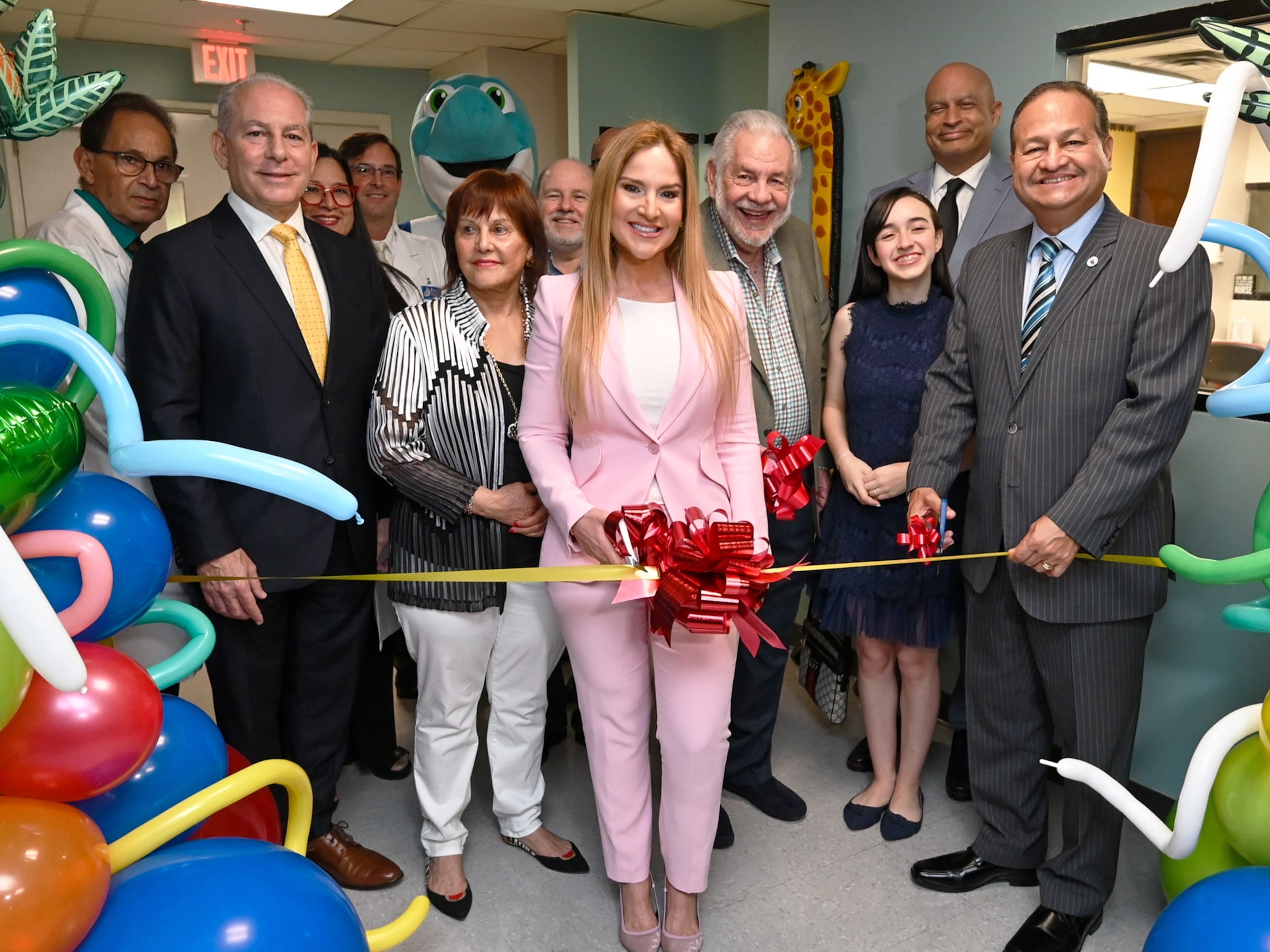 Momento del corte de cinta por la presidenta de Metro Pavia Health System, Lcda. Karen Z. Artau Feliciano.