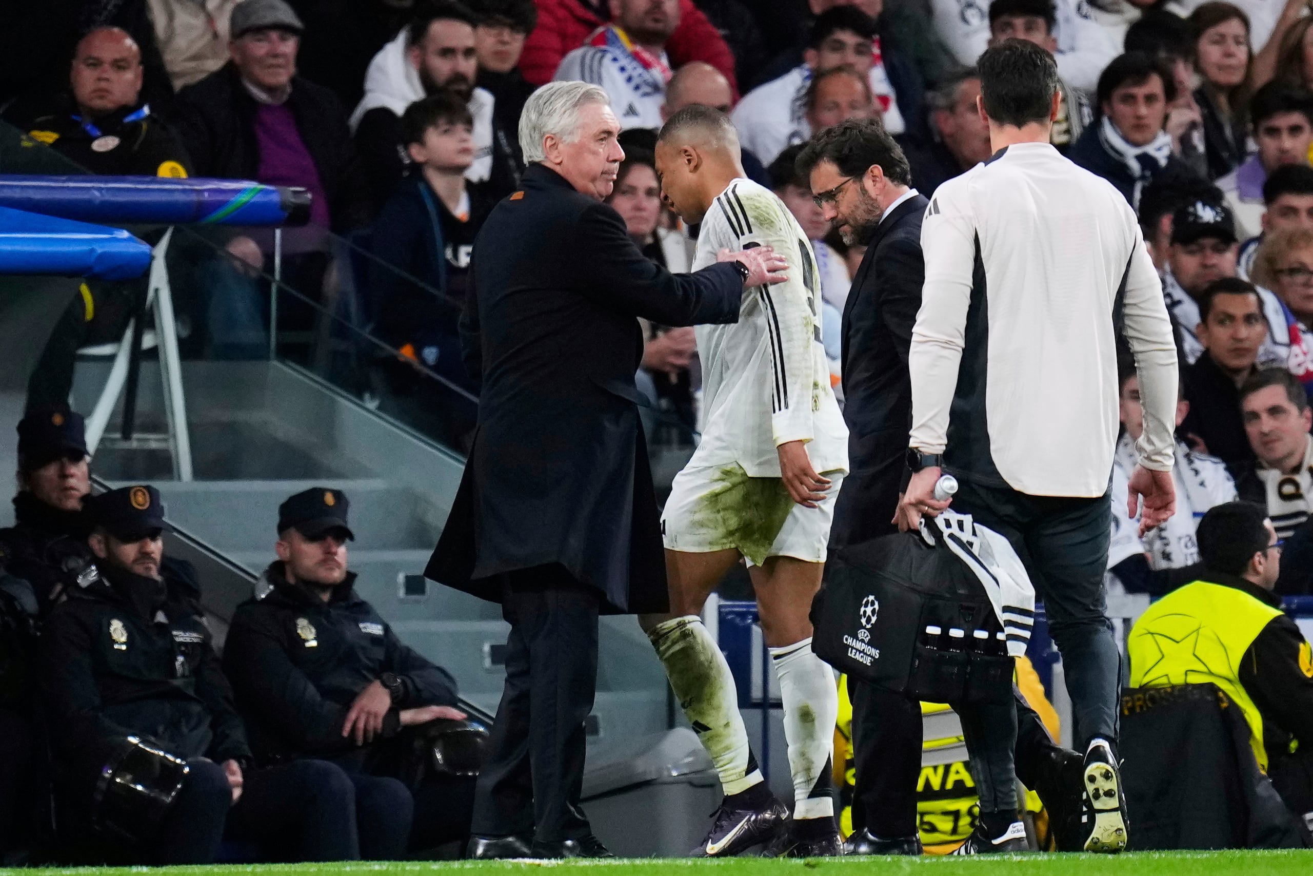 Kylian Mbappe pasa por el lado del entrenador Carlo Ancelotti luego de ser reemplazado en el partido.