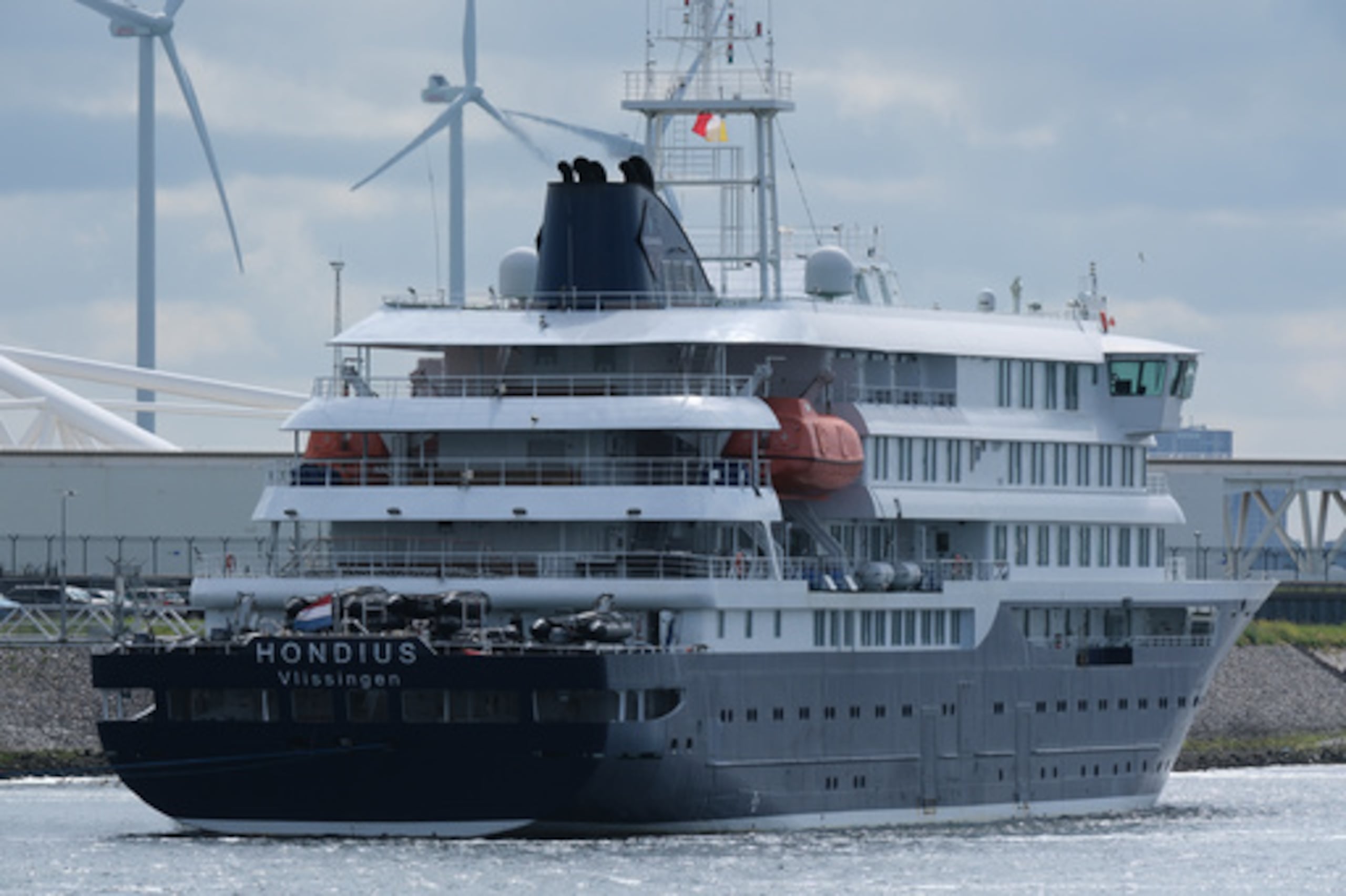 El crucero MV Hondius llega al puerto de Róterdam, Países Bajos, el lunes 18 de mayo de 2026. (Foto AP/Patrick Post)