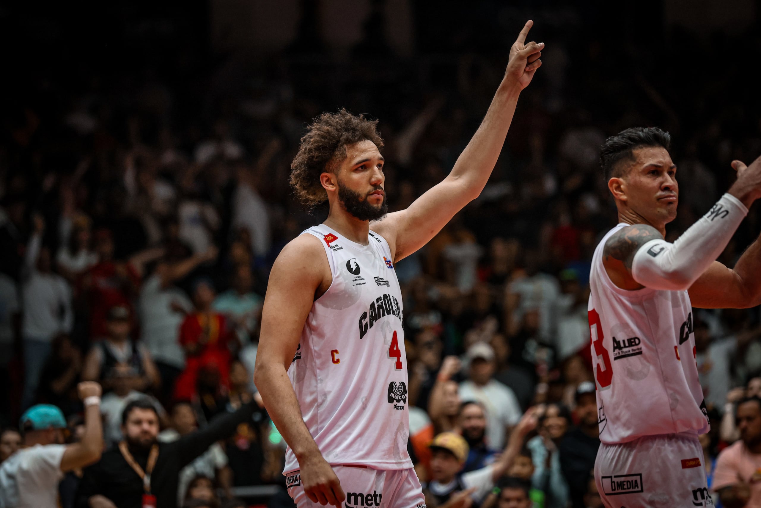 George Conditt IV (medio) fue la ancla defensiva de los Gigantes de Carolina la pasada temporada.