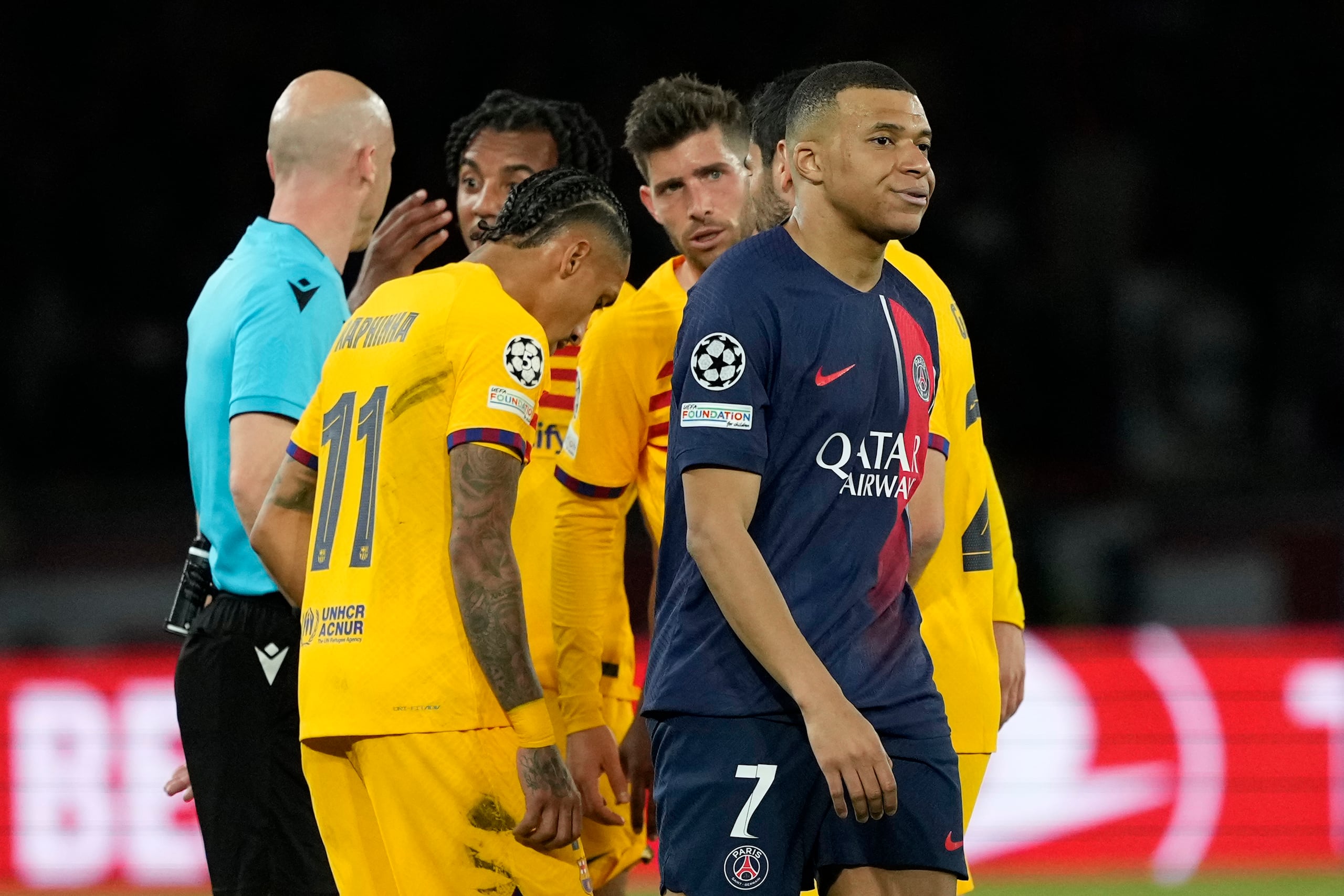 Kylian Mbappe del Paris Saint-Germain hace un gesto en el duelo de ida de los cuartos de final de la Liga de Campeones ante el Barcelona el miércoles 10 de abril del 2024. (AP Foto/Lewis Joly)