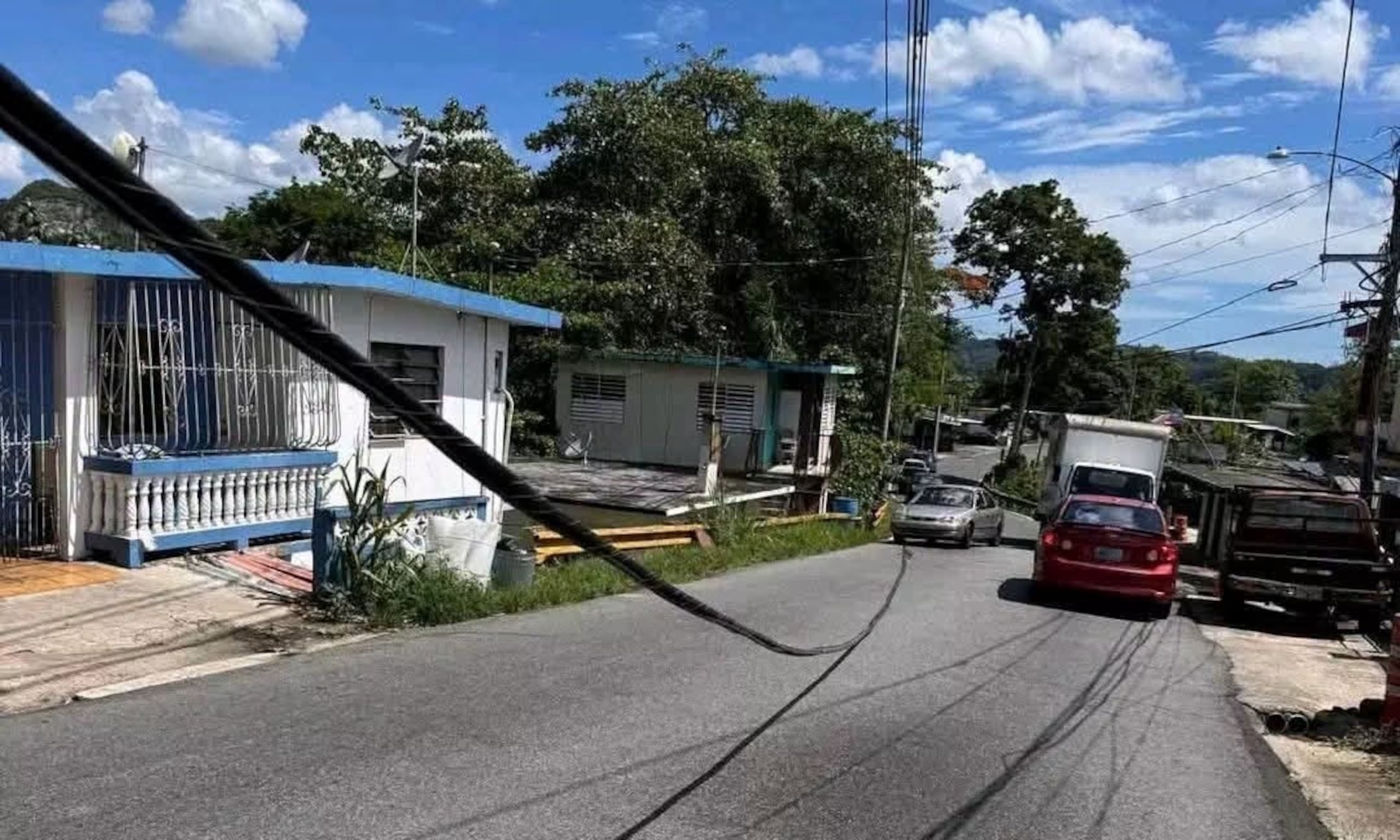 Dos postes y sus cables fueron derribados tras el paso de un camión por el kilómetro 14.5 de la carretera PR-149, en el barrio Jaguas de Ciales.
