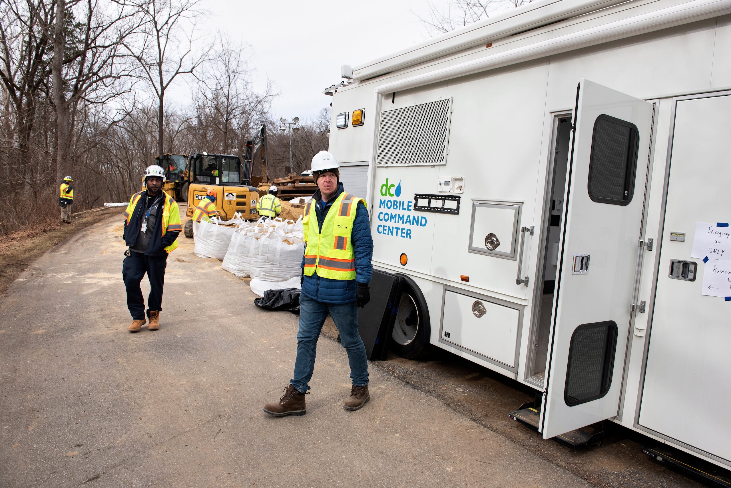D.C. Water establece un centro de mando en el sitio en el que la ruptura de una enorme tubería envió aguas residuales sin tratar al río Potomac, en Glen Echo, Maryland, el viernes 23 de enero de 2026. (AP Foto/Cliff Owen)