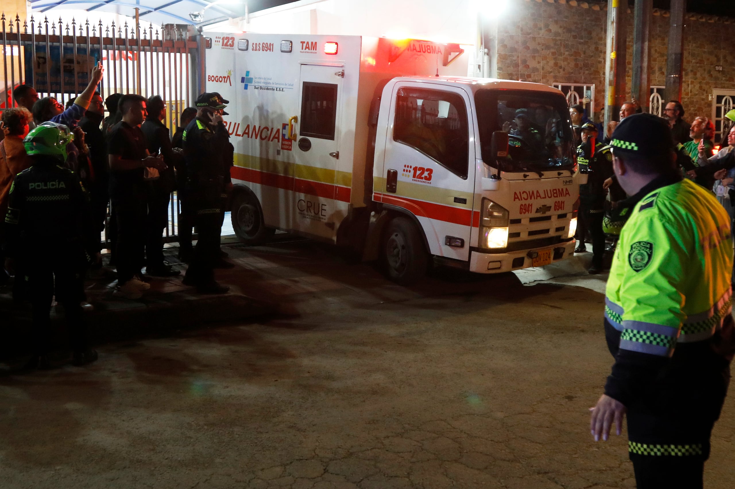 El senador y precandidato presidencial de  Colombia, Miguel Uribe, se debate entre la vida y la muerte.