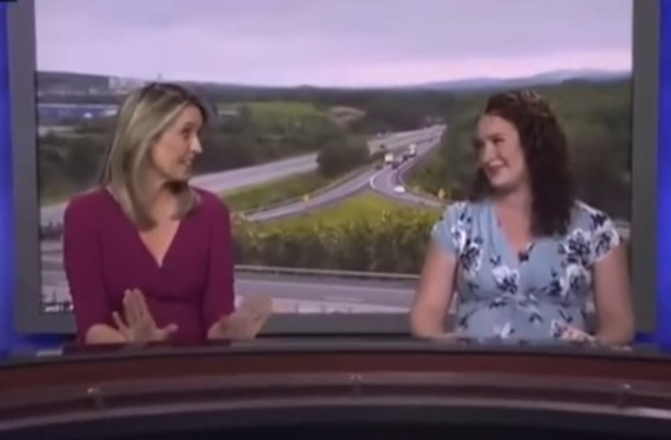 Julia Dunn, reportera ancla del informativo compartió la noticia con el público en vivo y mantuvo al tanto a la audiencia sobre el progreso de las labores de parto de su compañera.