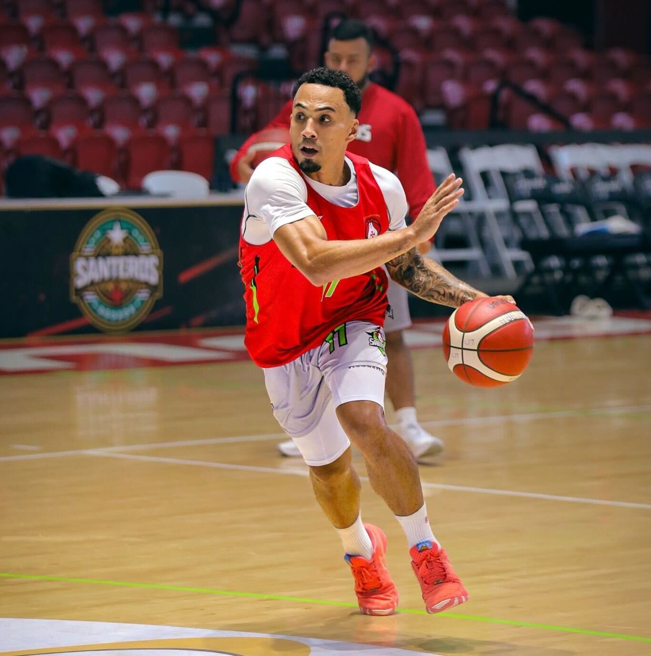 Alex Abreu maneja el balón en una práctica de pretemporada de los Santeros de Aguada.