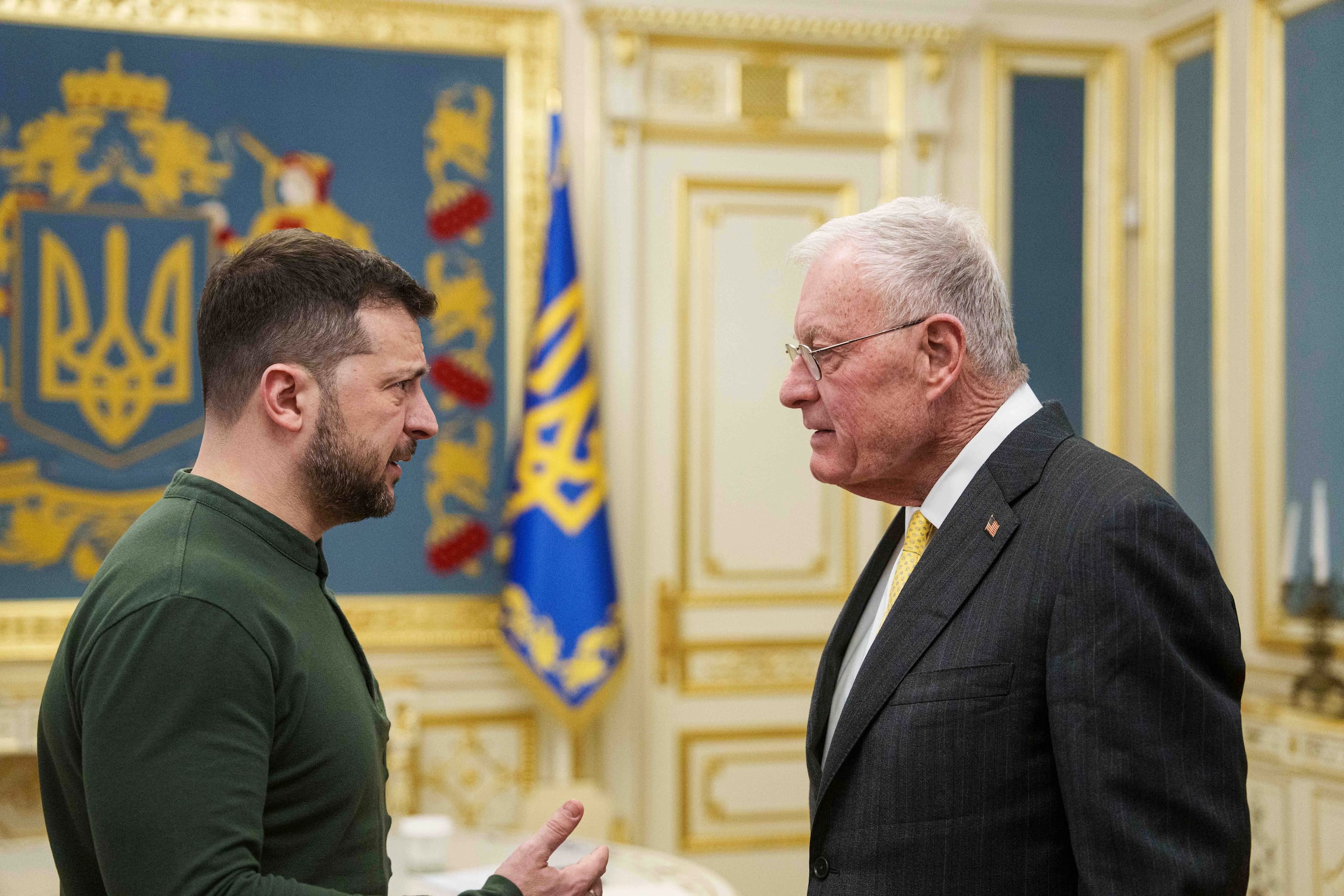 El enviado especial de Estados Unidos para Ucrania y Rusia, Keith Kellogg, derecha, y el presidente ucraniano Volodymyr Zelenskyy hablan en su reunión en Kiev, Ucrania, el 20 de febrero de 2025. (AP Foto/Evgeniy Maloletka)