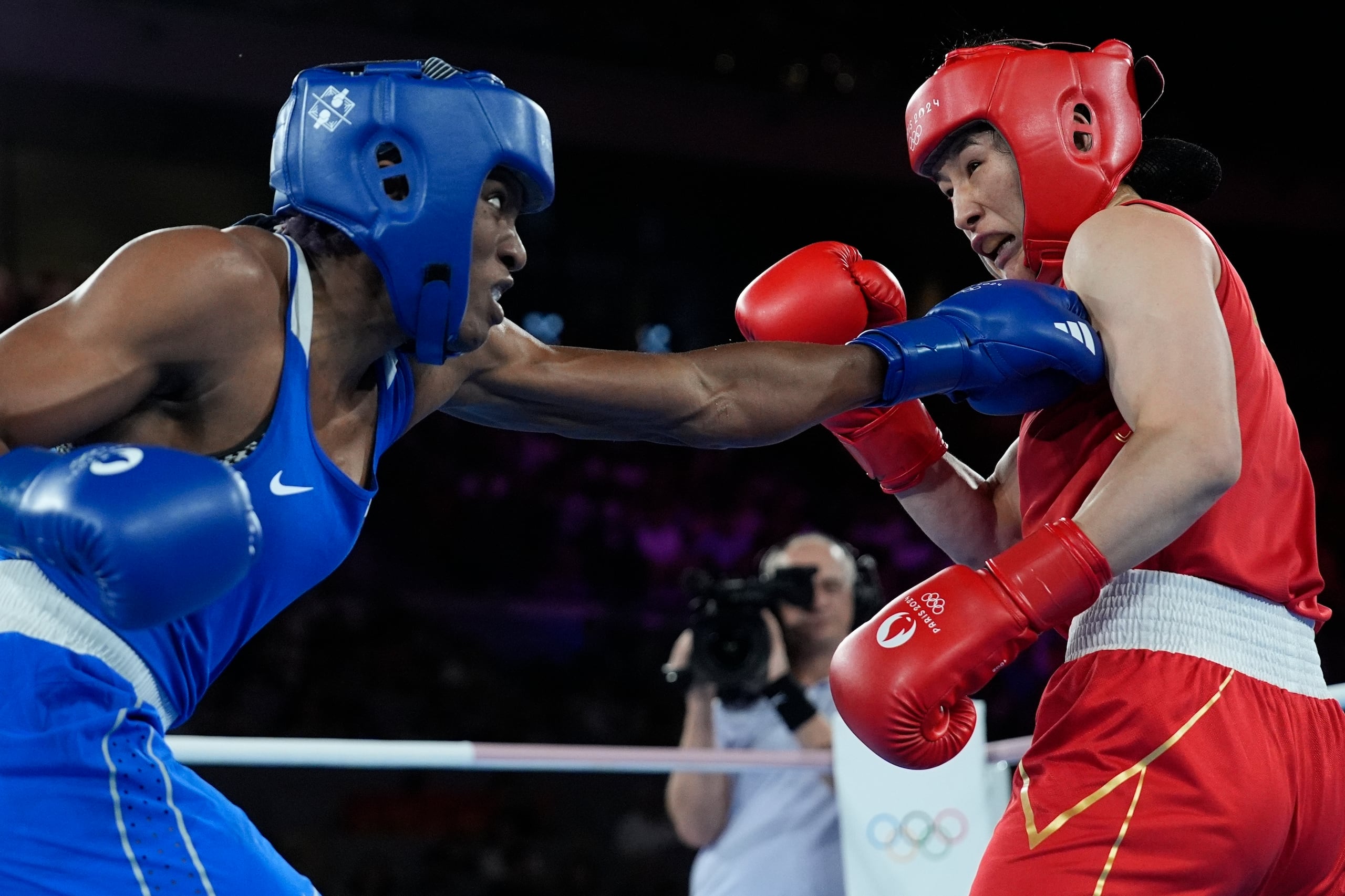 La china Li Qian (derecha) y la panameña Atheyna Bylon en la final de los 75 kilogramos del boxeo femenino de los Juegos Olímpicos de París, el sábado 10 de agosto de 2024. (AP Photo/John Locher)