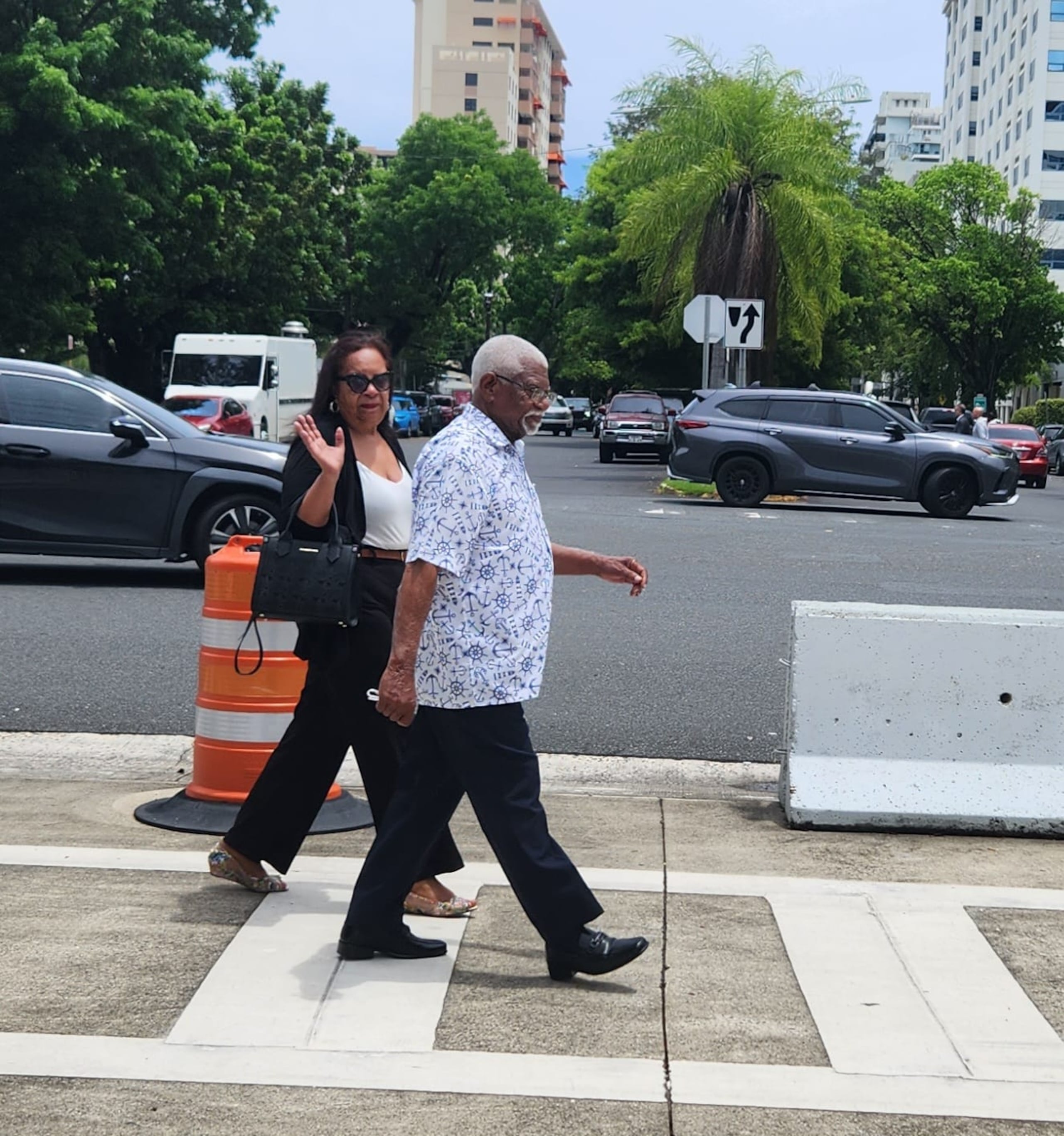 Los padres del senador Gregorio Matías abandonan el Tribunal federal en Hato Rey, tras conocer la sentencia de 17 años en prisión que se le impuso a Gregory Matías por narcotráfico y el asesinato de un policía.