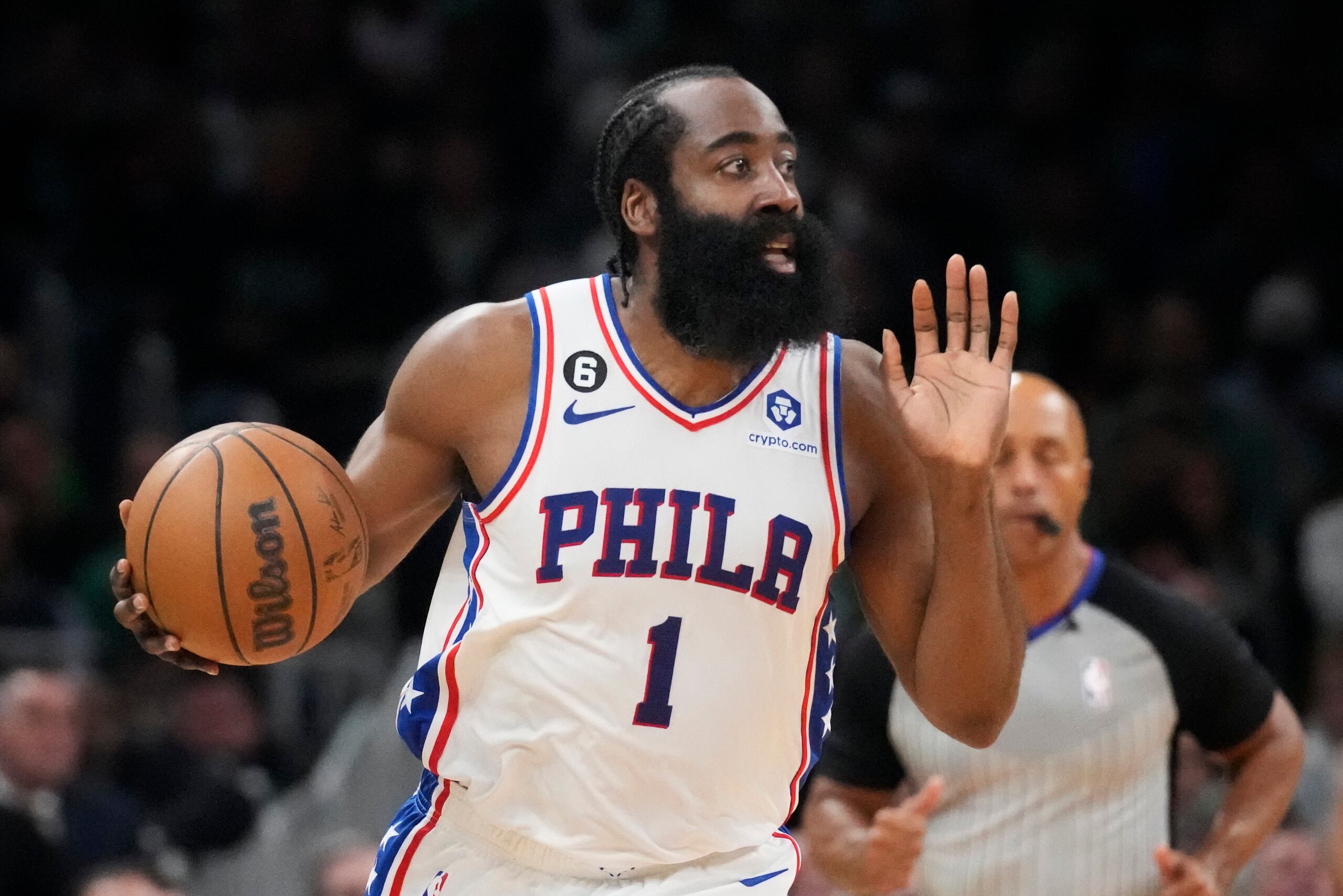 James Harden, de los 76ers de Filadelfia, aparece aquí durante un juego contra los Celtics de Boston en los playoffs de la NBA.