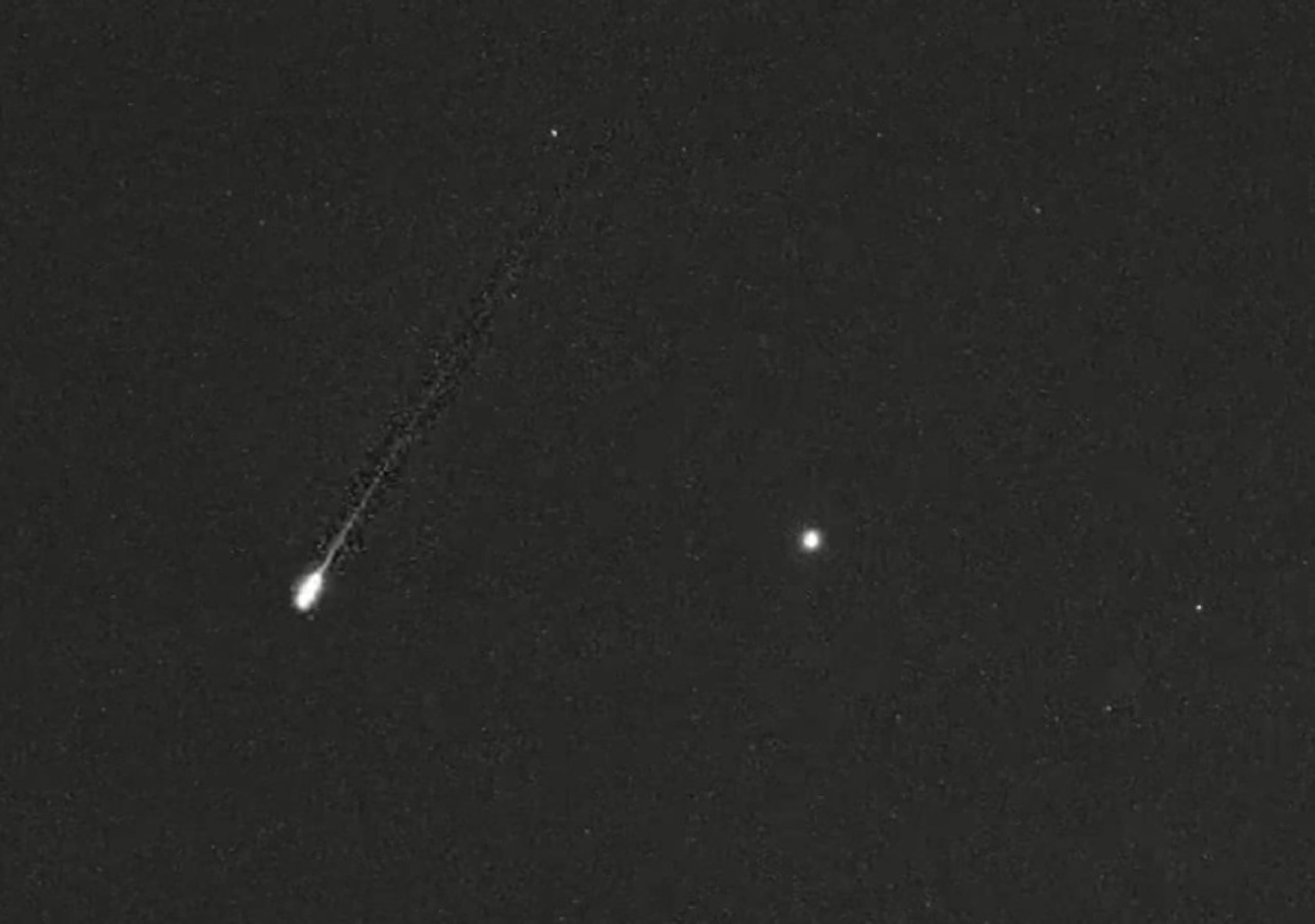 El espectáculo celeste se debió a que, como parte del recorrido de la Tierra alrededor del Sol, nuestro planeta estaría pasando por una zona en donde previamente fueron liberadas numerosas partículas de “3200 Phaeton” (Faetón), un curioso objeto clasificado como asteroide.