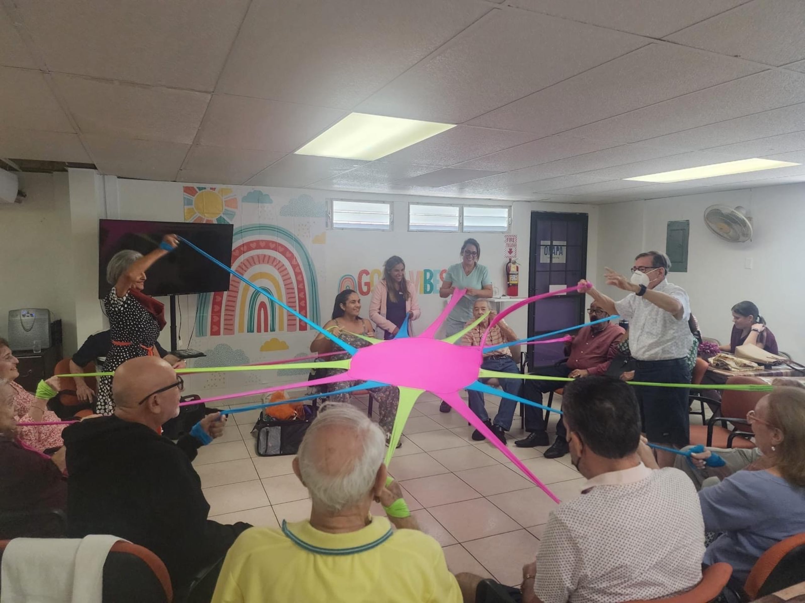 La DMT es accesible para personas de todas las edades y condiciones físicas, y es especialmente útil para adultos mayores, personas en procesos de rehabilitación física, y aquellos que enfrentan desafíos de salud mental, como ansiedad y depresión.