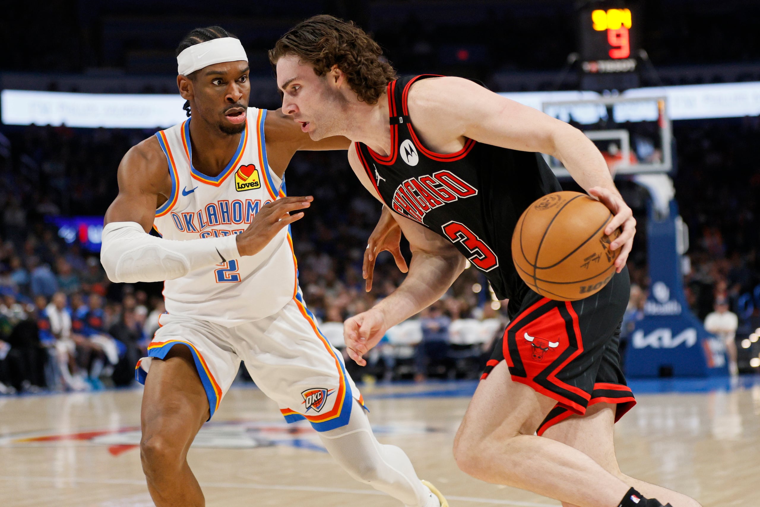 Josh Giddey, base de los Bulls de Chicago, avanza el canasta con el balón frente a Shai Gilgeous-Alexander, del Thunder de Oklahoma City.
