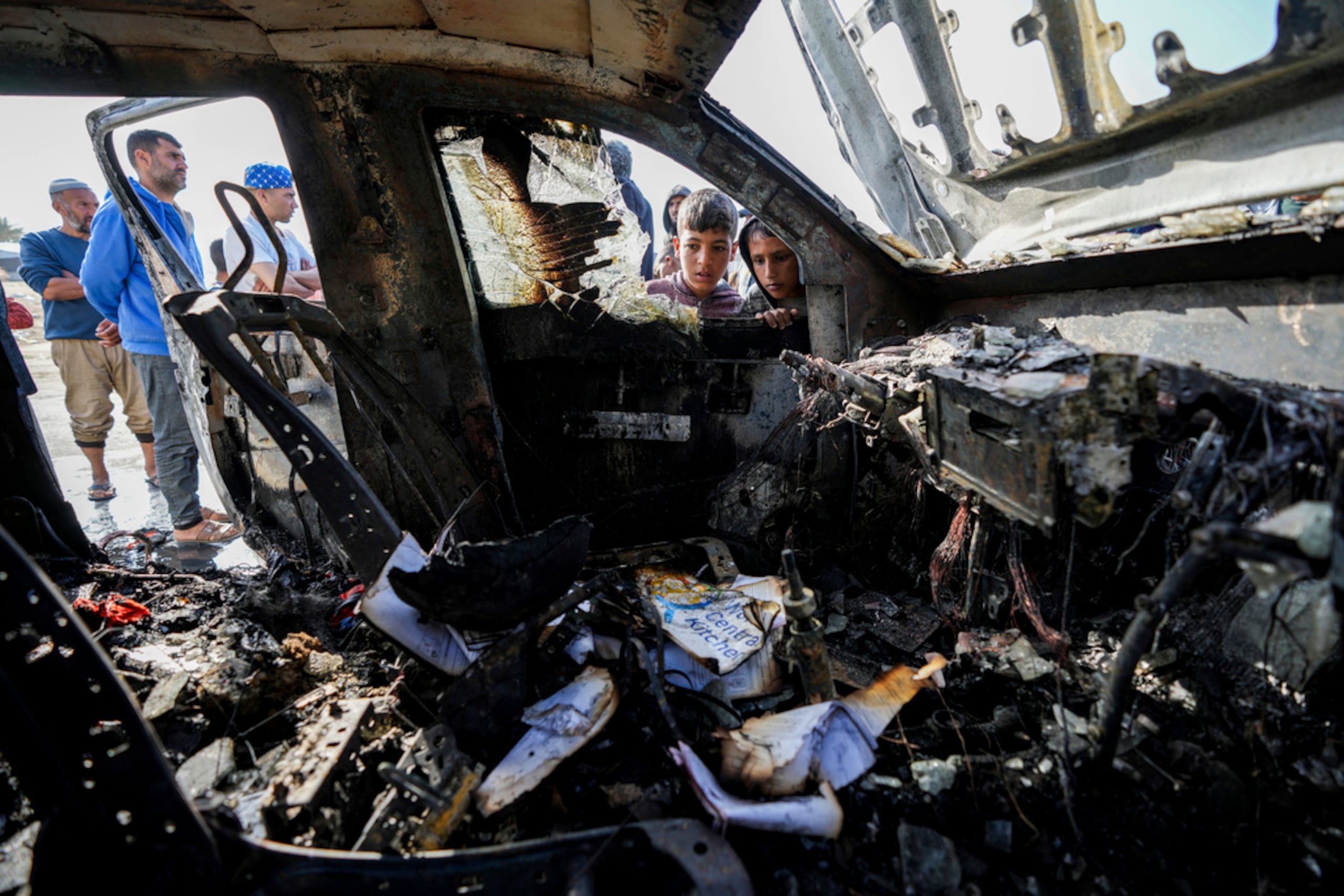 Gente inspecciona el lugar donde murieron trabajadores de World Central Kitchen en Deir al-Balah, Franja de Gaza, el 2 de abril de 2024.