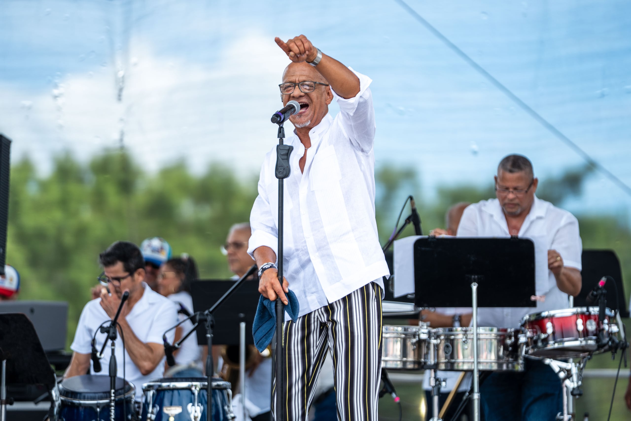 El cantante Rico Walker se presentó con la Orquesta del Día Nacional.